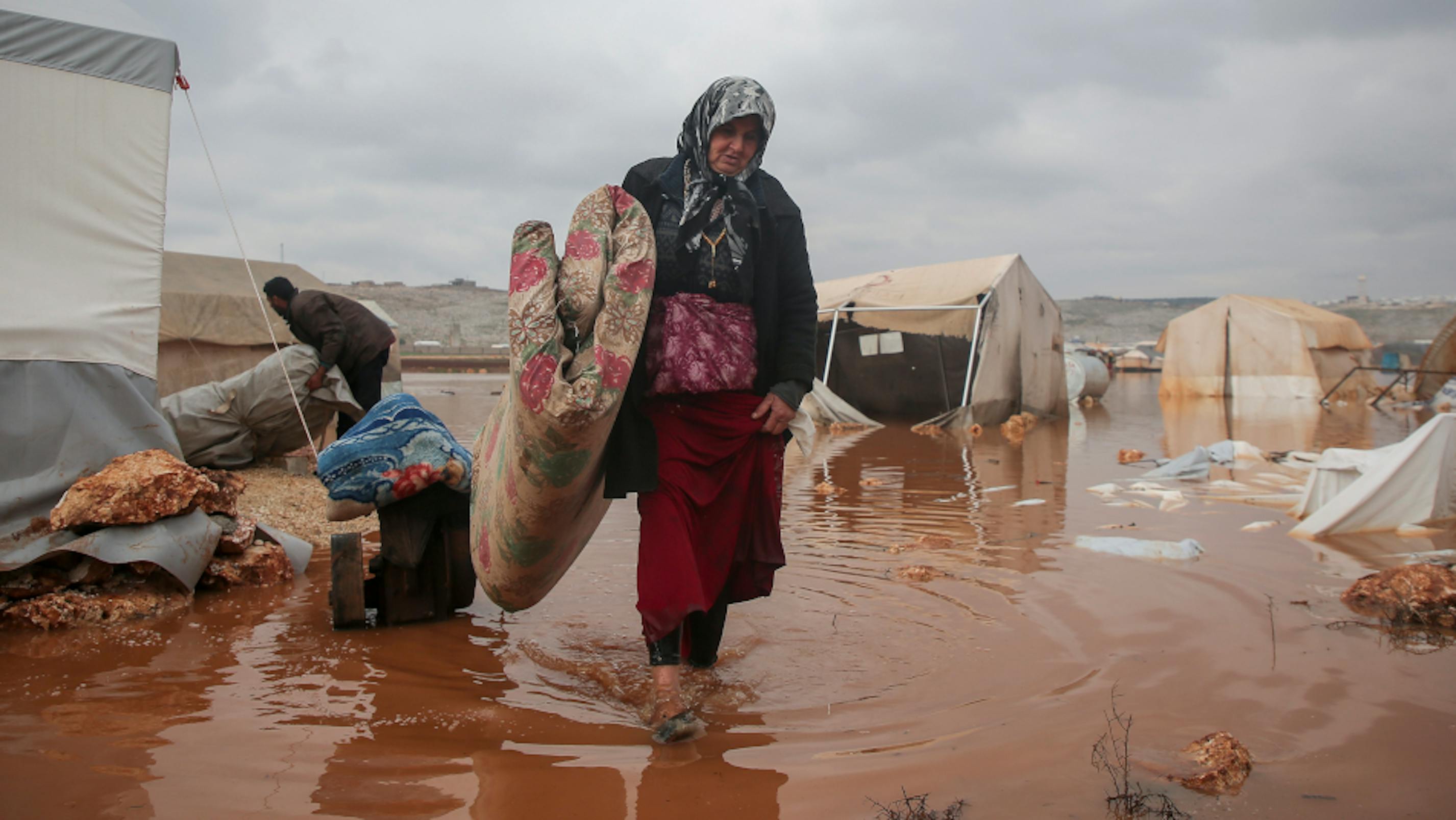 Donna siriana, campo Idlib Kafr allagato