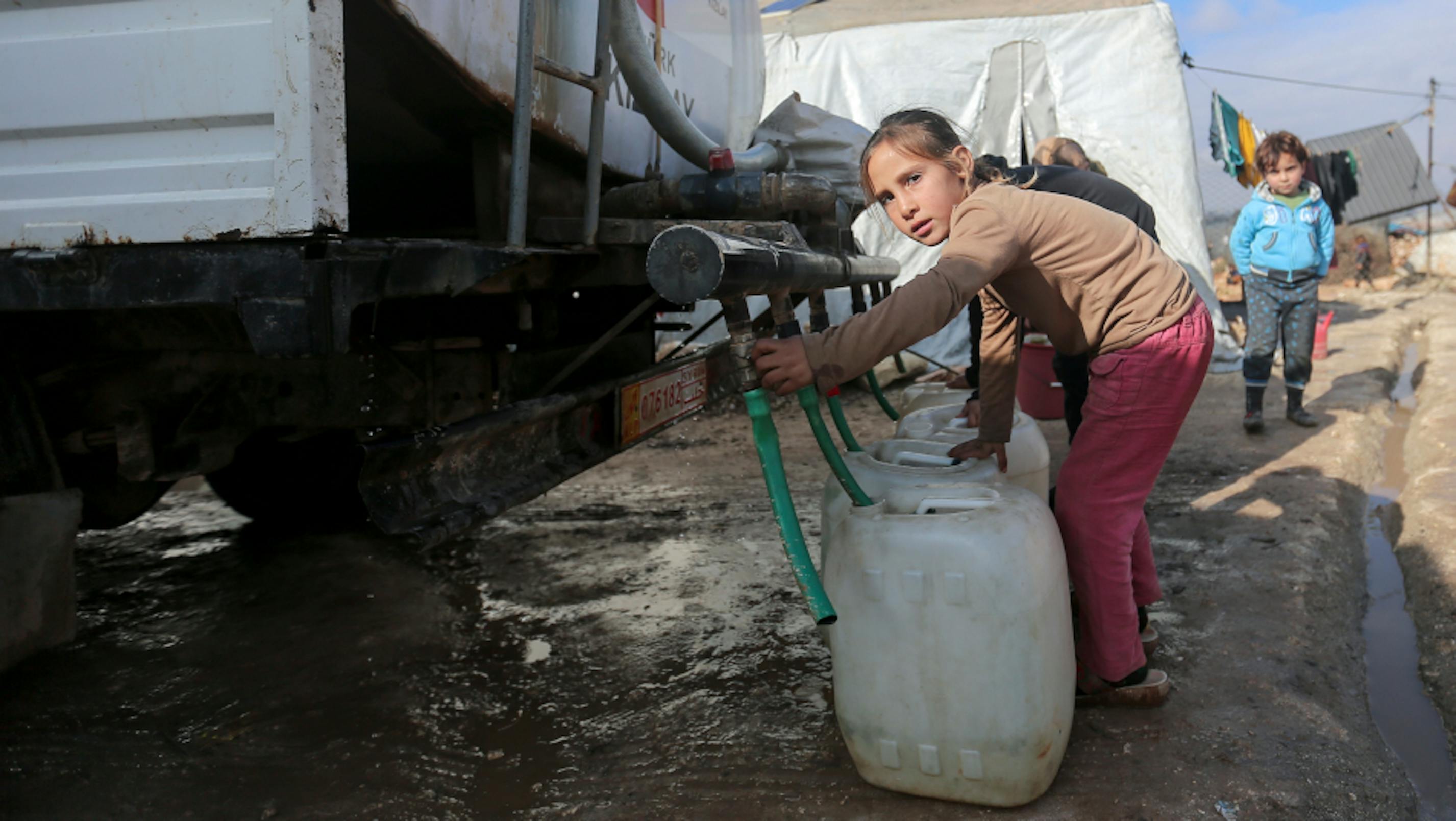  rifugiata-siriana-tanica acqua