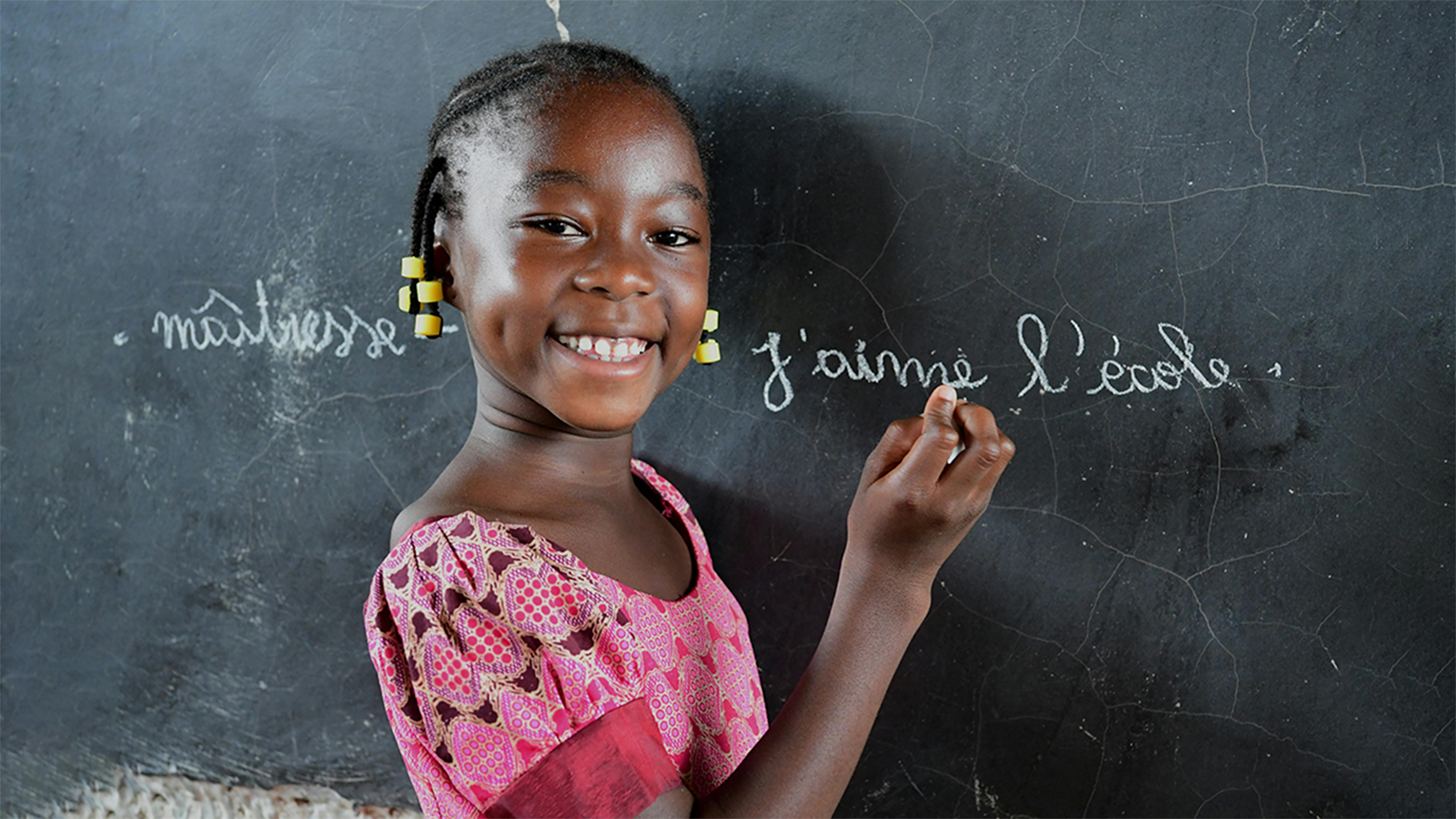 bambina scuola lavagna