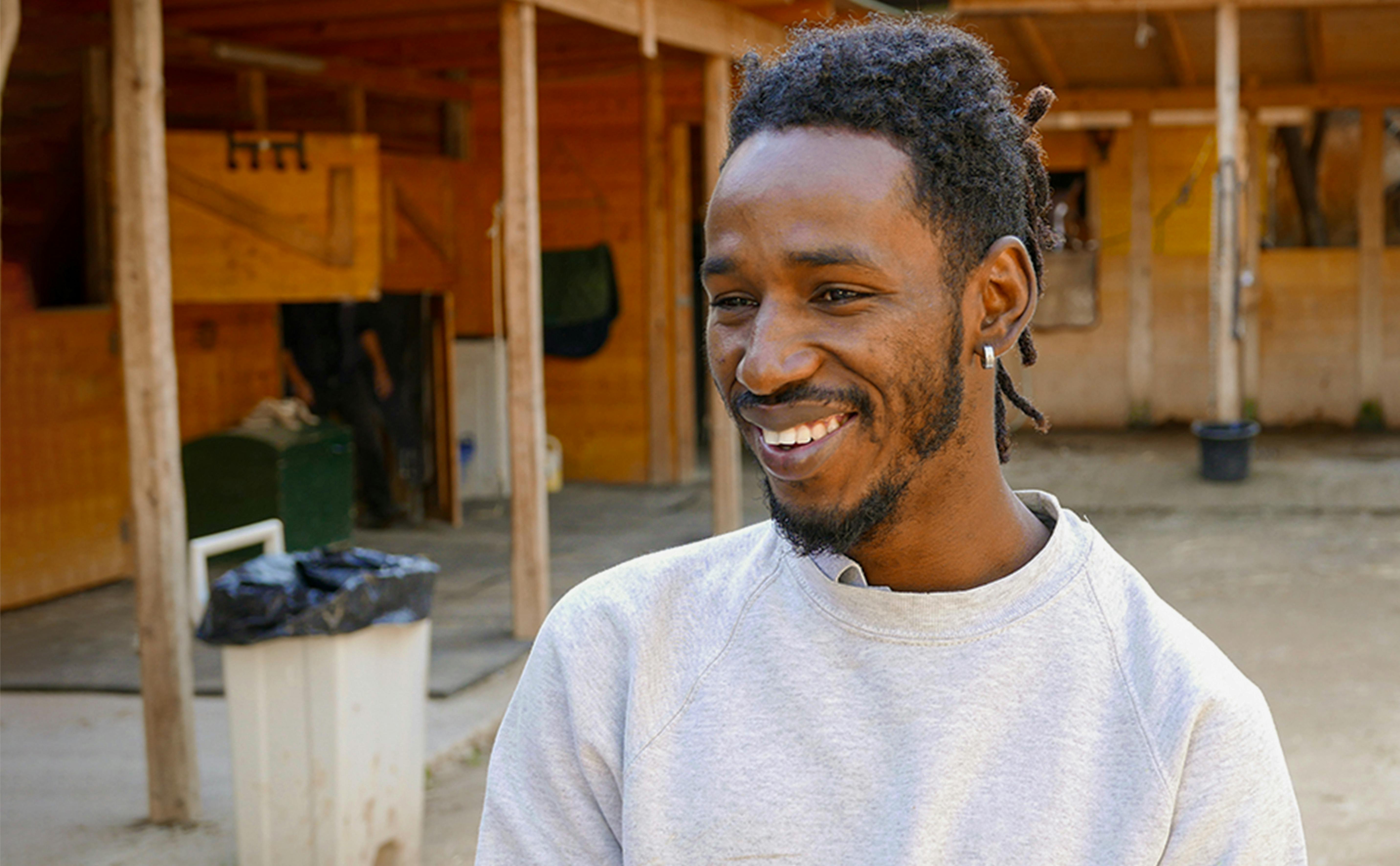Modou, giovane rifugiato del Gambia, sorride