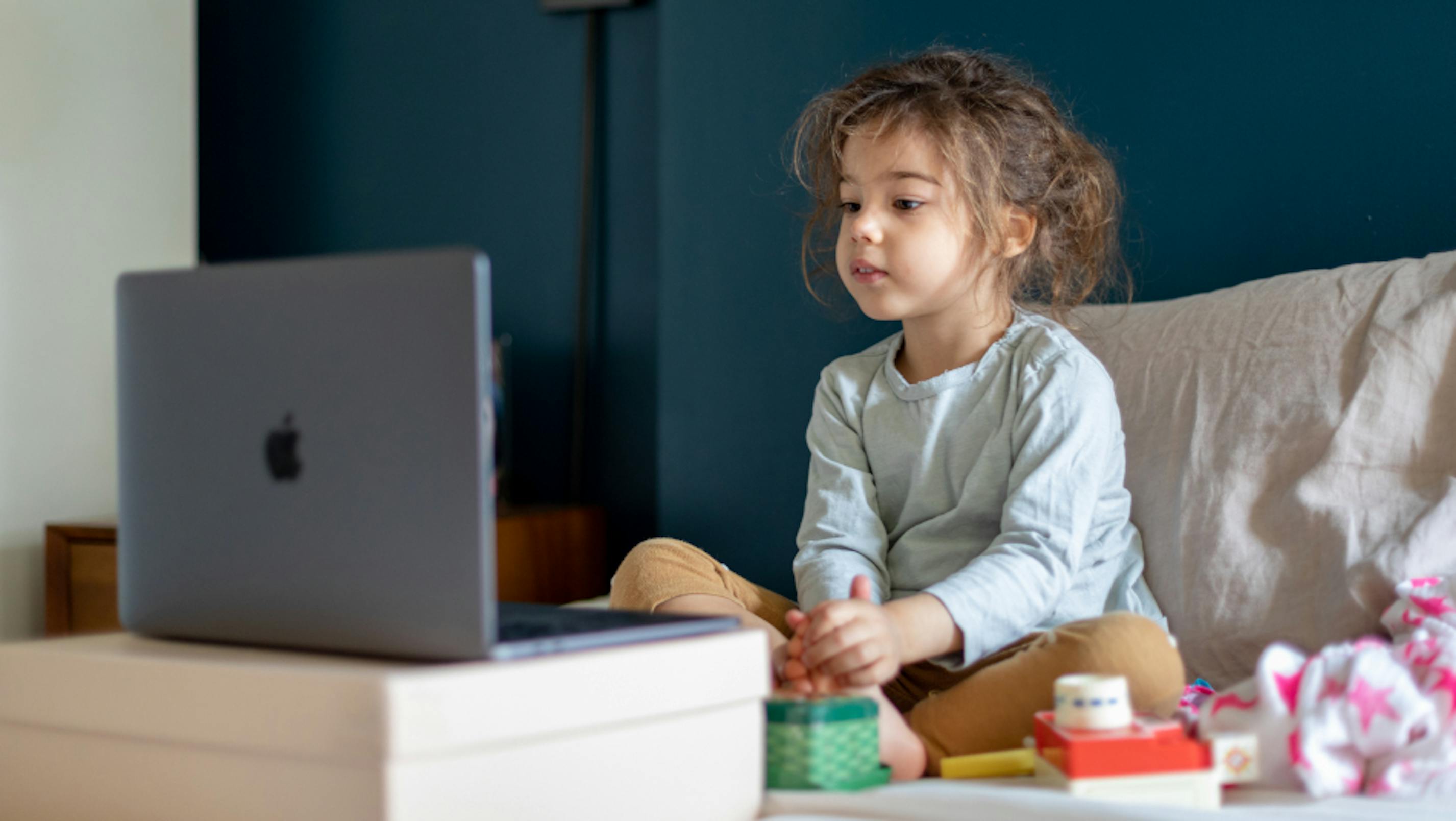 Bambina in videochat davanti al computer