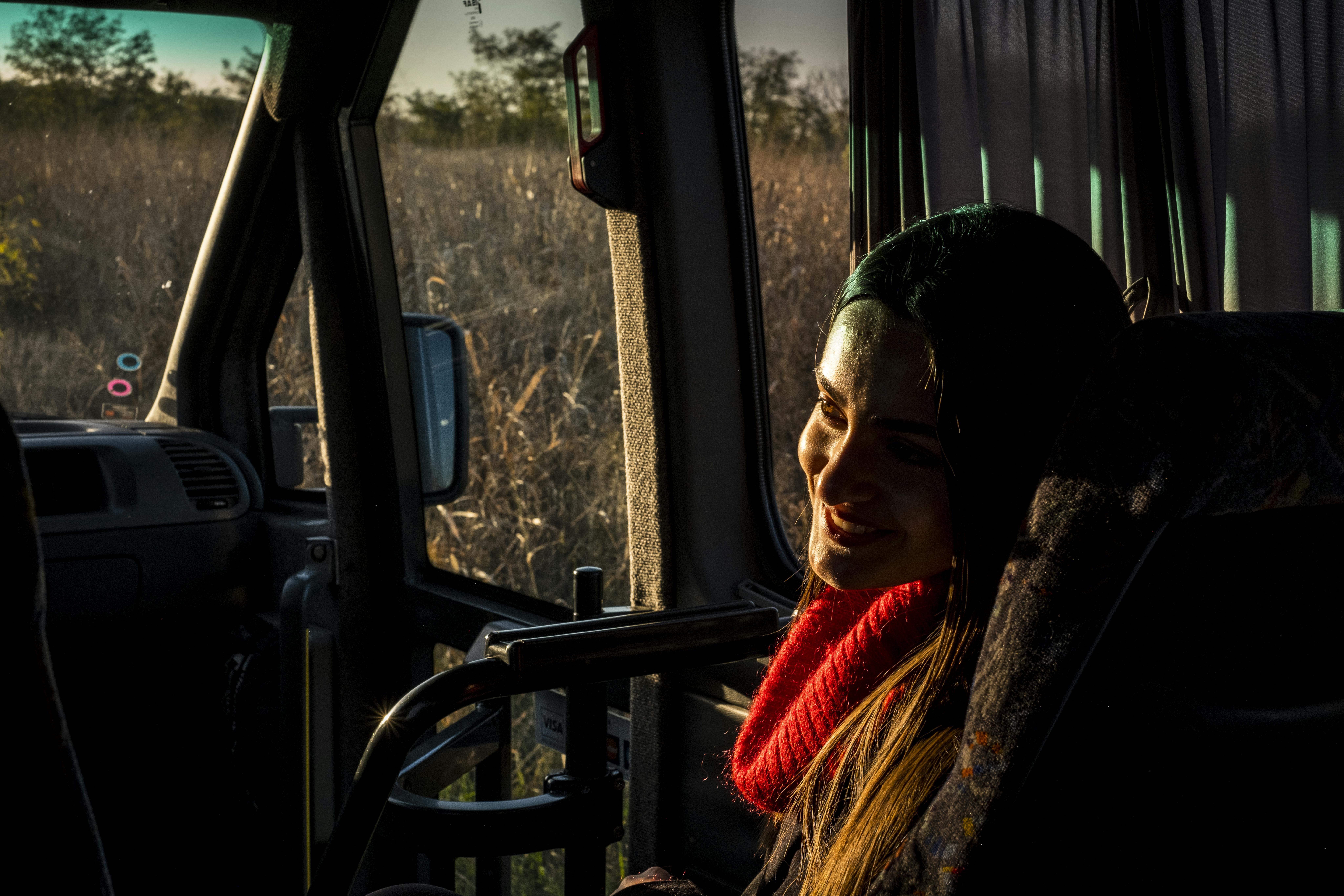 Moldavia, una giovane adolescente sorride mentre si trova sul bus