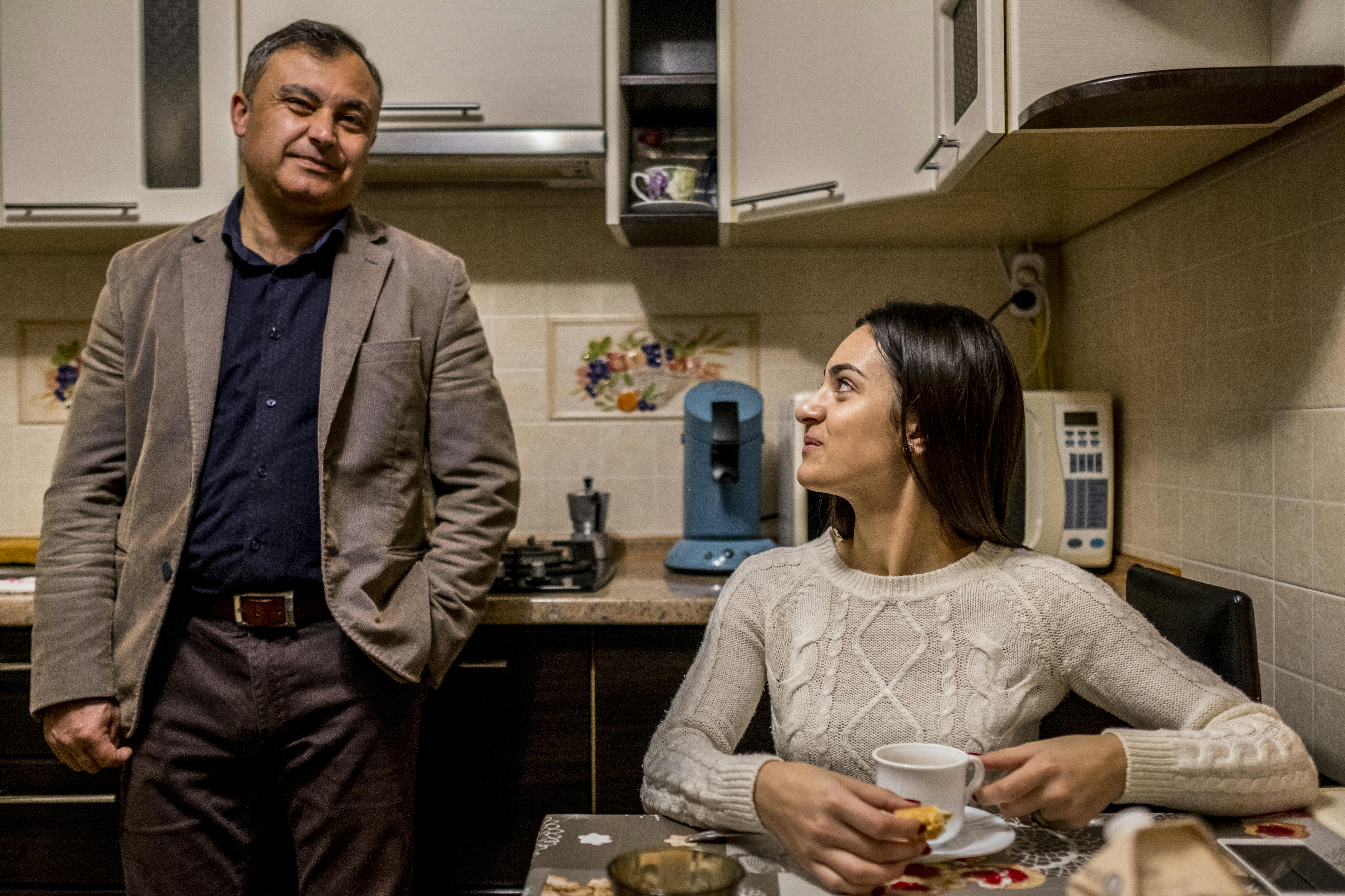 Gabriela, 17 anni parla con suo padre della giornata mentre fa colazione