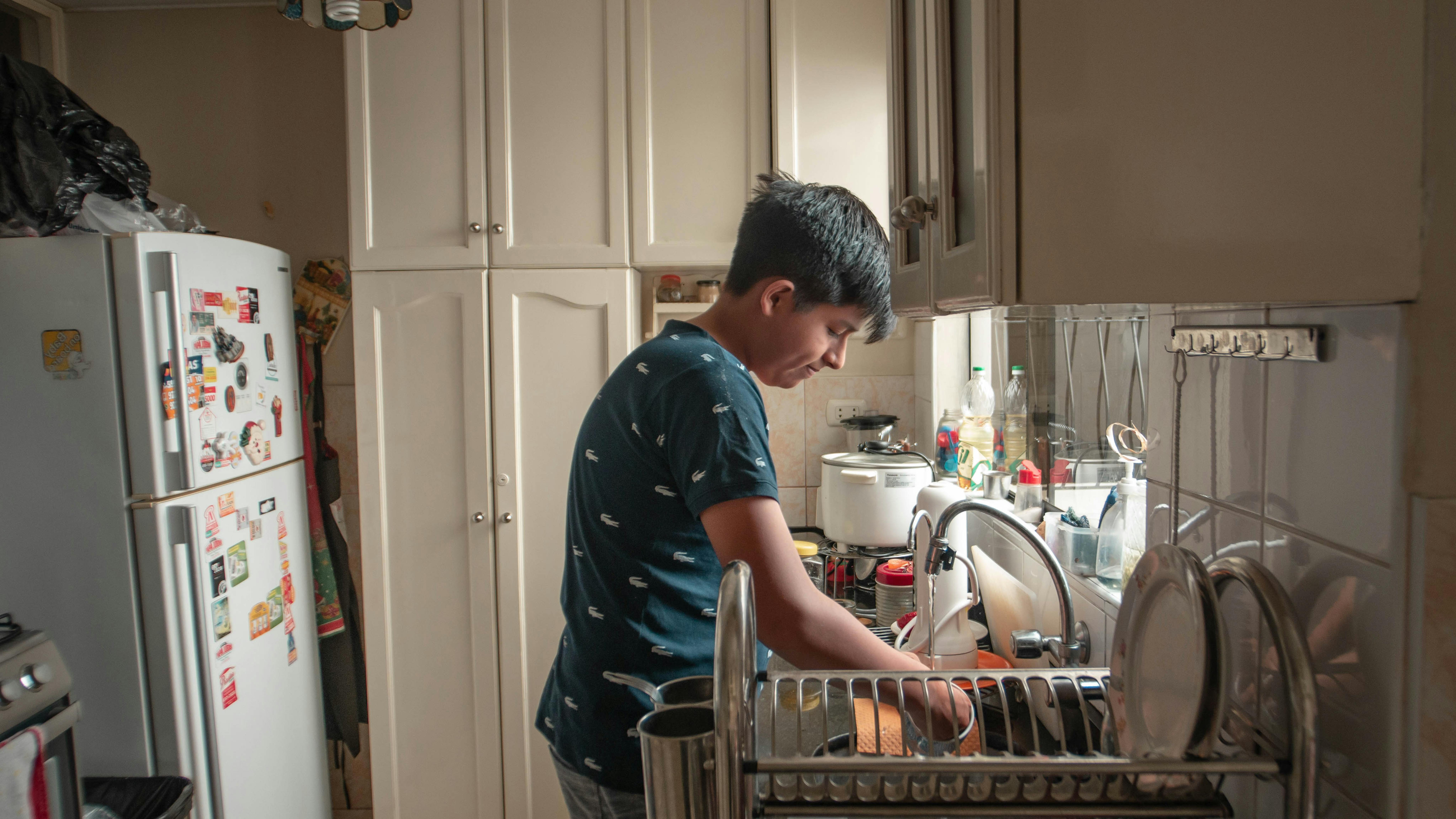 Jose, 16 anni, aiuta la sua famiglia con le faccende domestiche