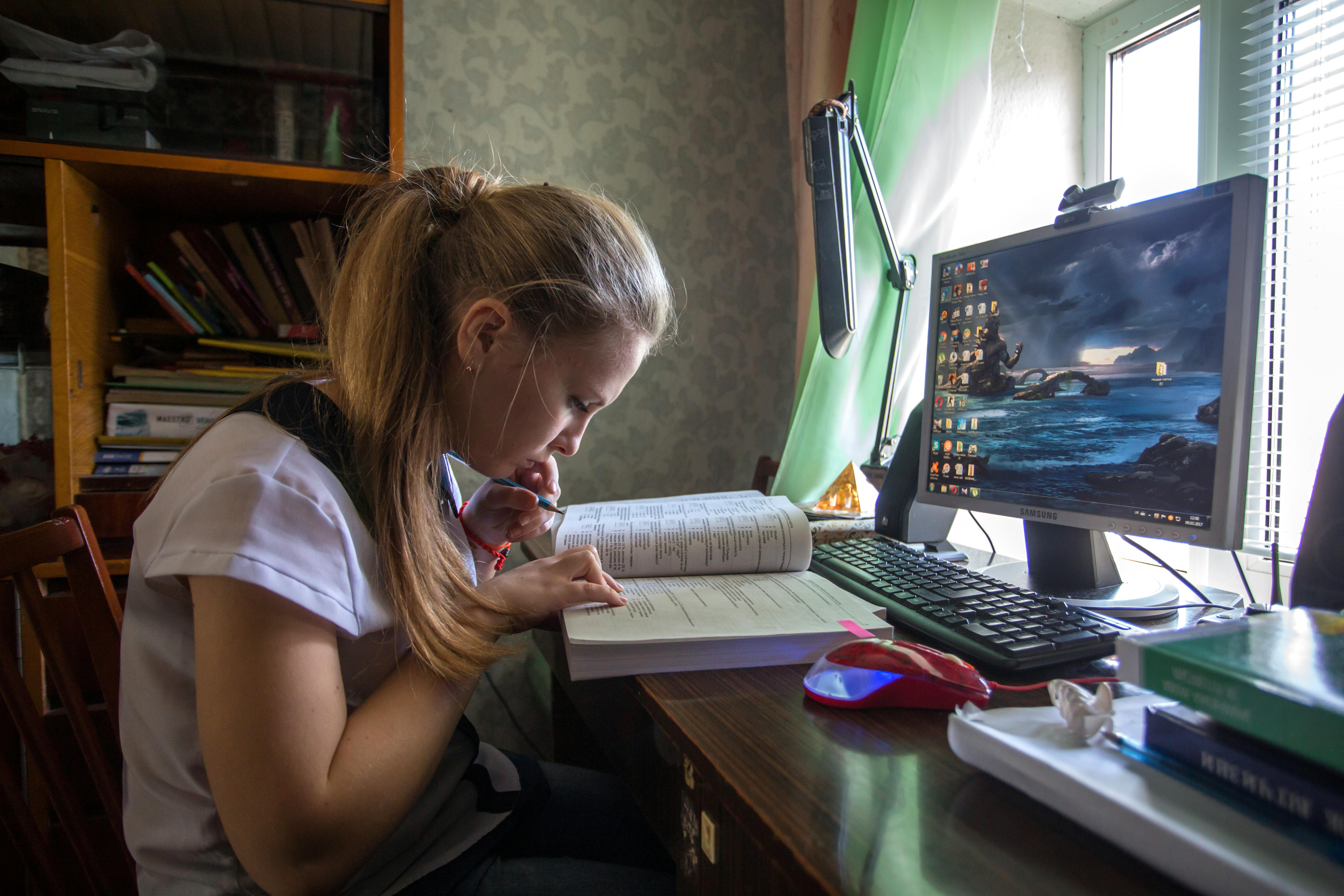 Ucraina: Dasha, 17 anni, studia davanti al pc per preparare gli esami di fine anno