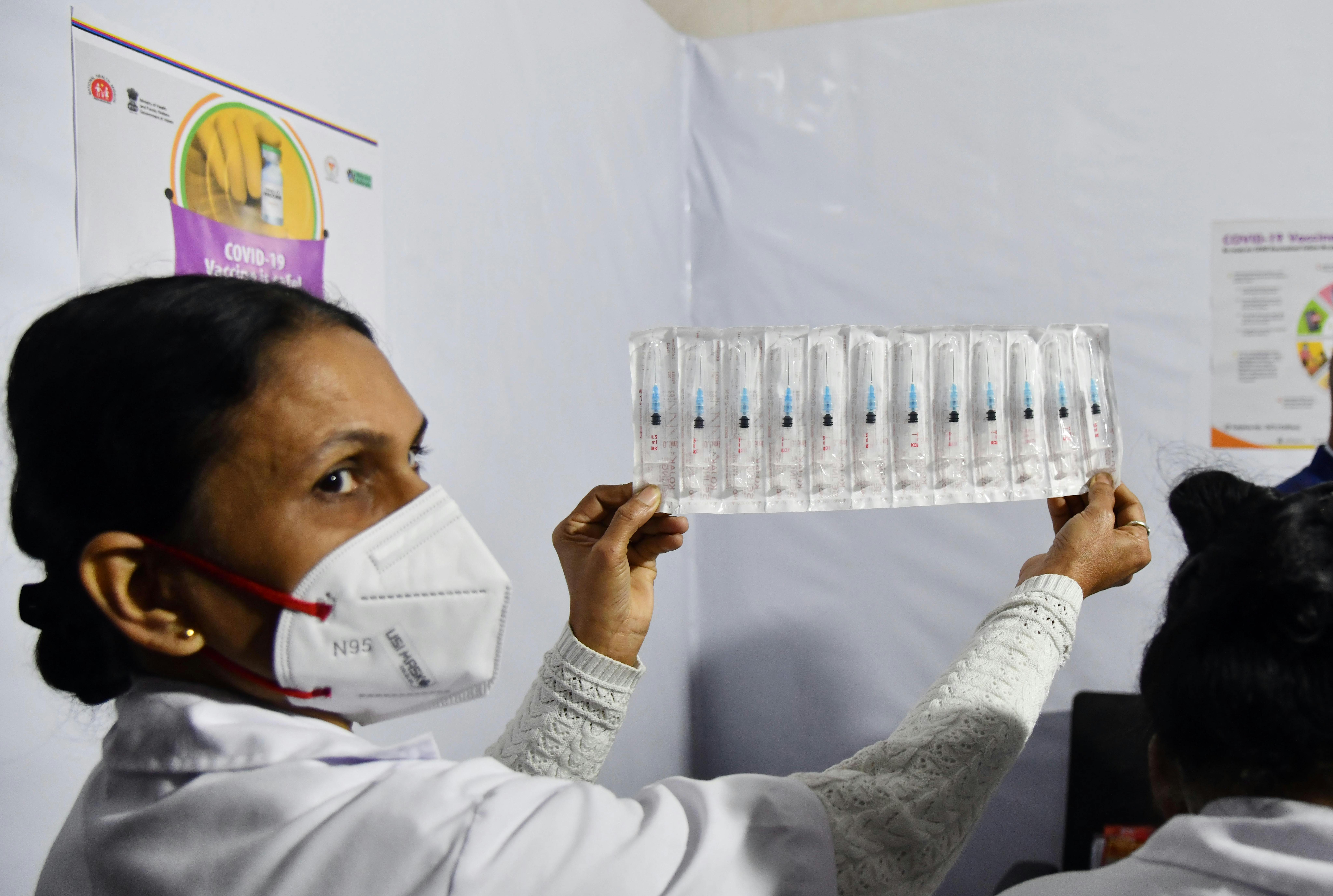 India, un'infermiera mostra le siringhe che verranno utilizzate per i vaccini contro il Covid-19 nel Gauhati Medical College Hospital