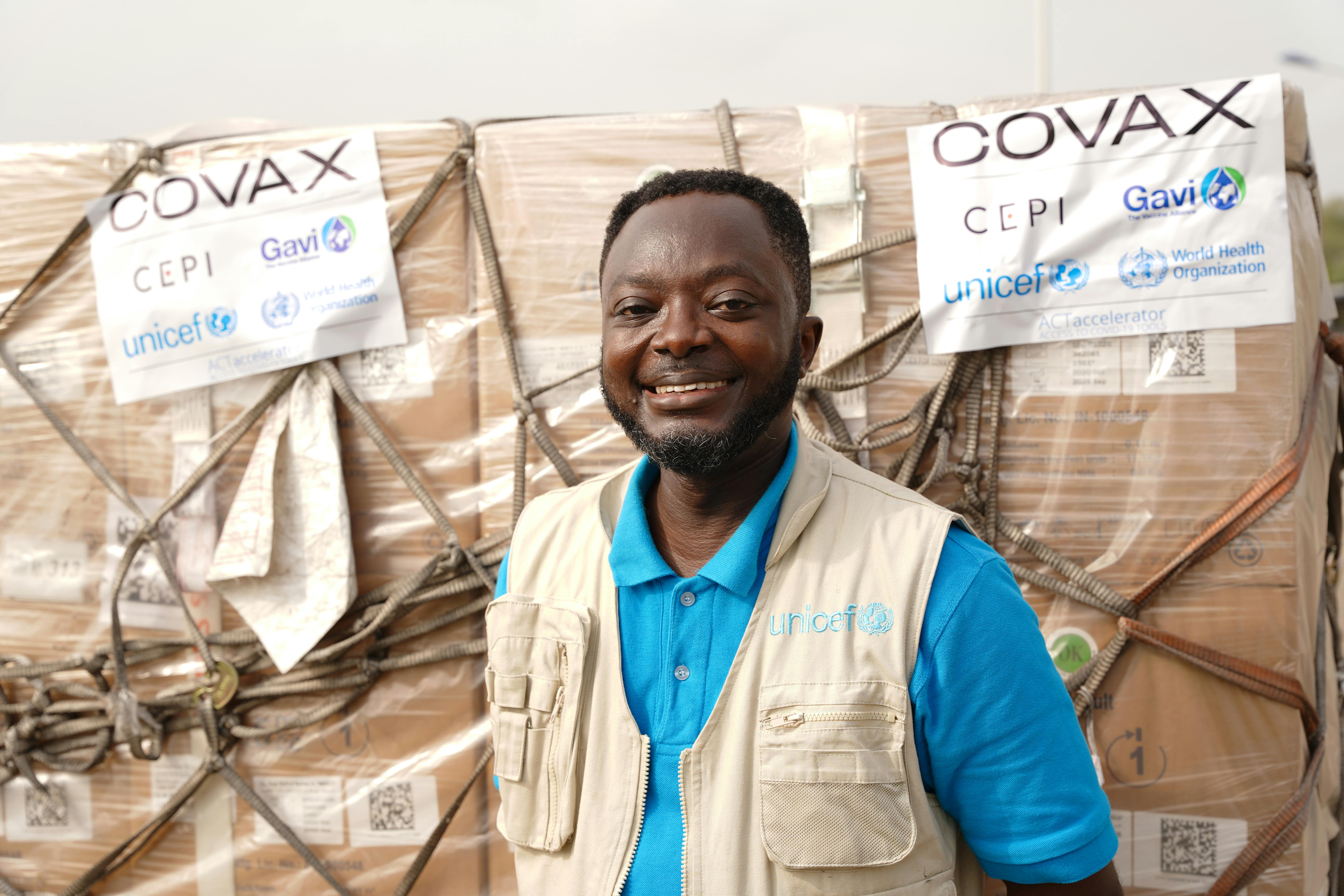 Il Dr Felix Osei-Sarpong accoglie il primo carico di vaccini contro il Covid-19, consegnato dalla COVAX Facility in Ghana