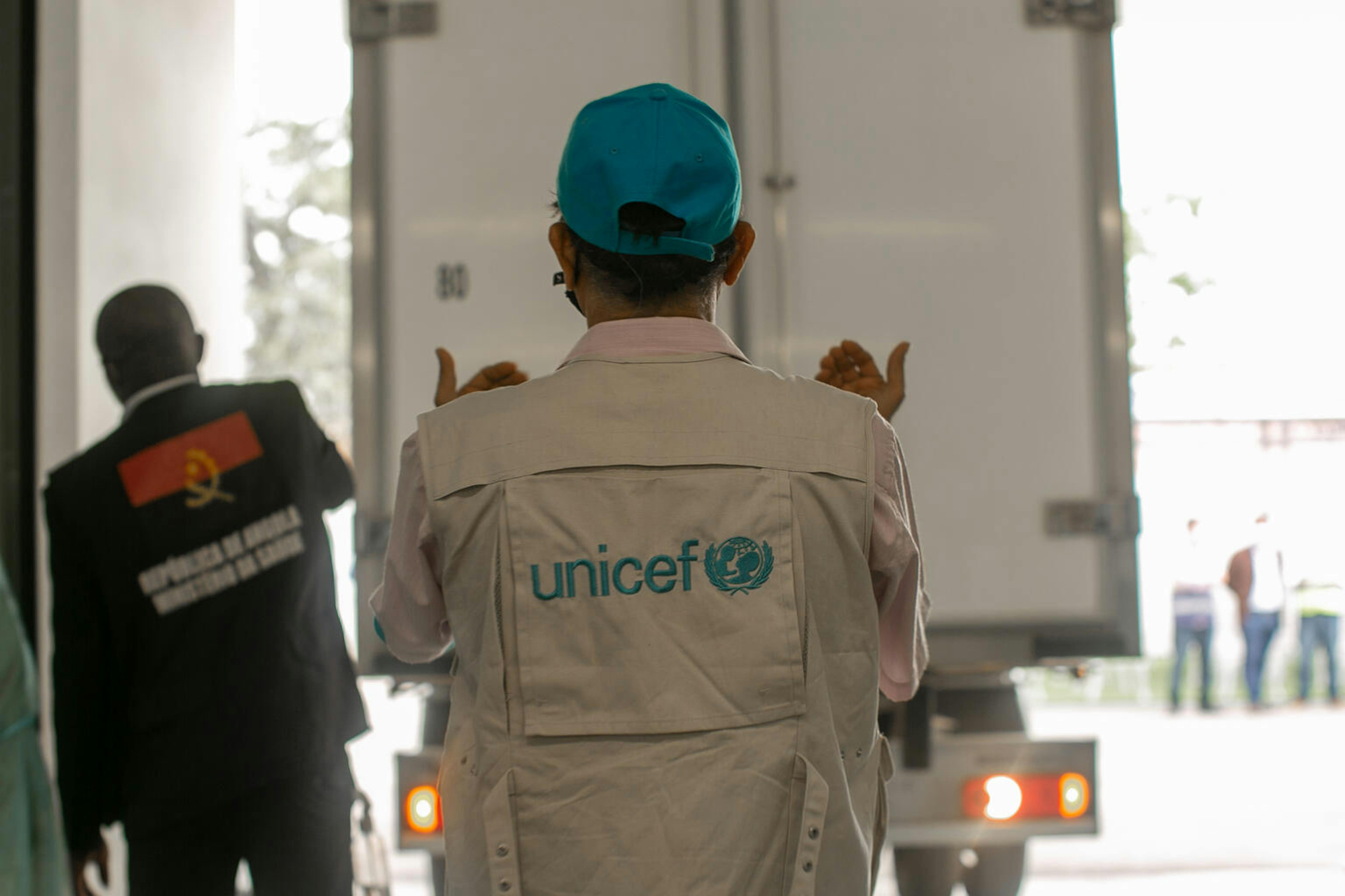 Angola: lo staff dell'UNICEF scarica i vaccini contro il COVID-19