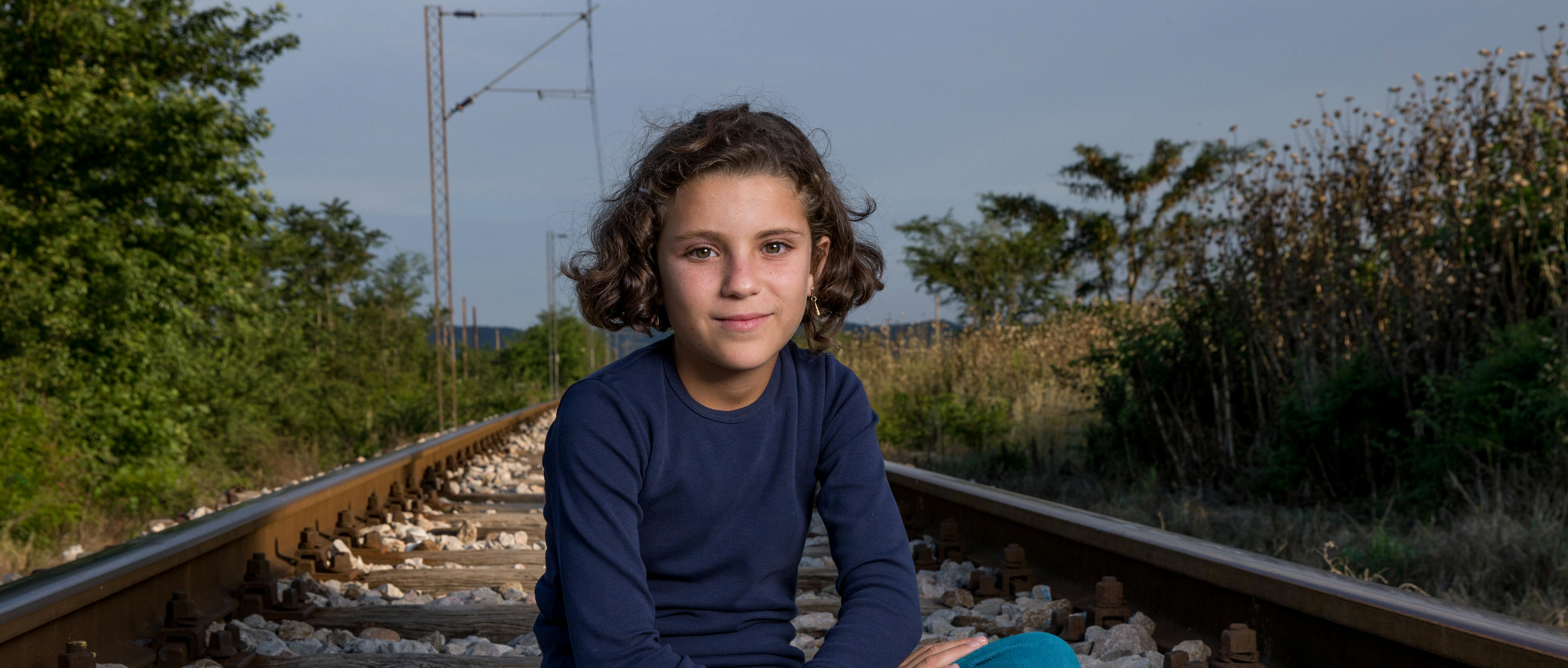 Hiba, bambina siriana di 10 anni è fuggita in Europa con la sua famiglia