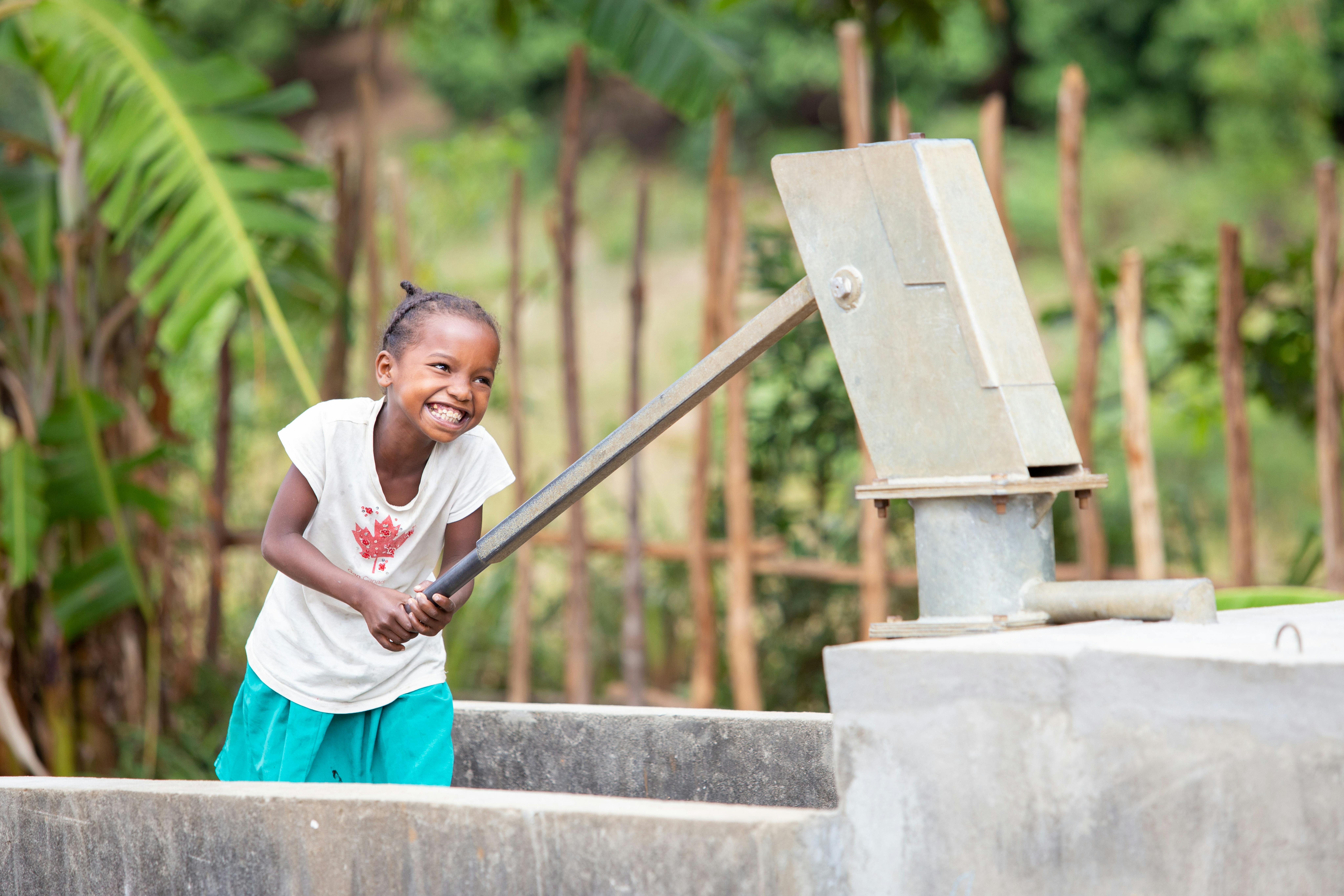 Madagascar, una bambina raccoglie acqua nel pozzo vicino alla sua scuola. "Prima nel pozzo vicino alla scuola c’erano solo detriti. Ora, grazie all’UNICEF, il nostro pozzo funziona ed è una risorsa non solo per la scuola ma anche per gli altri villaggi vicini" ha detto una delle maestre della scuola.