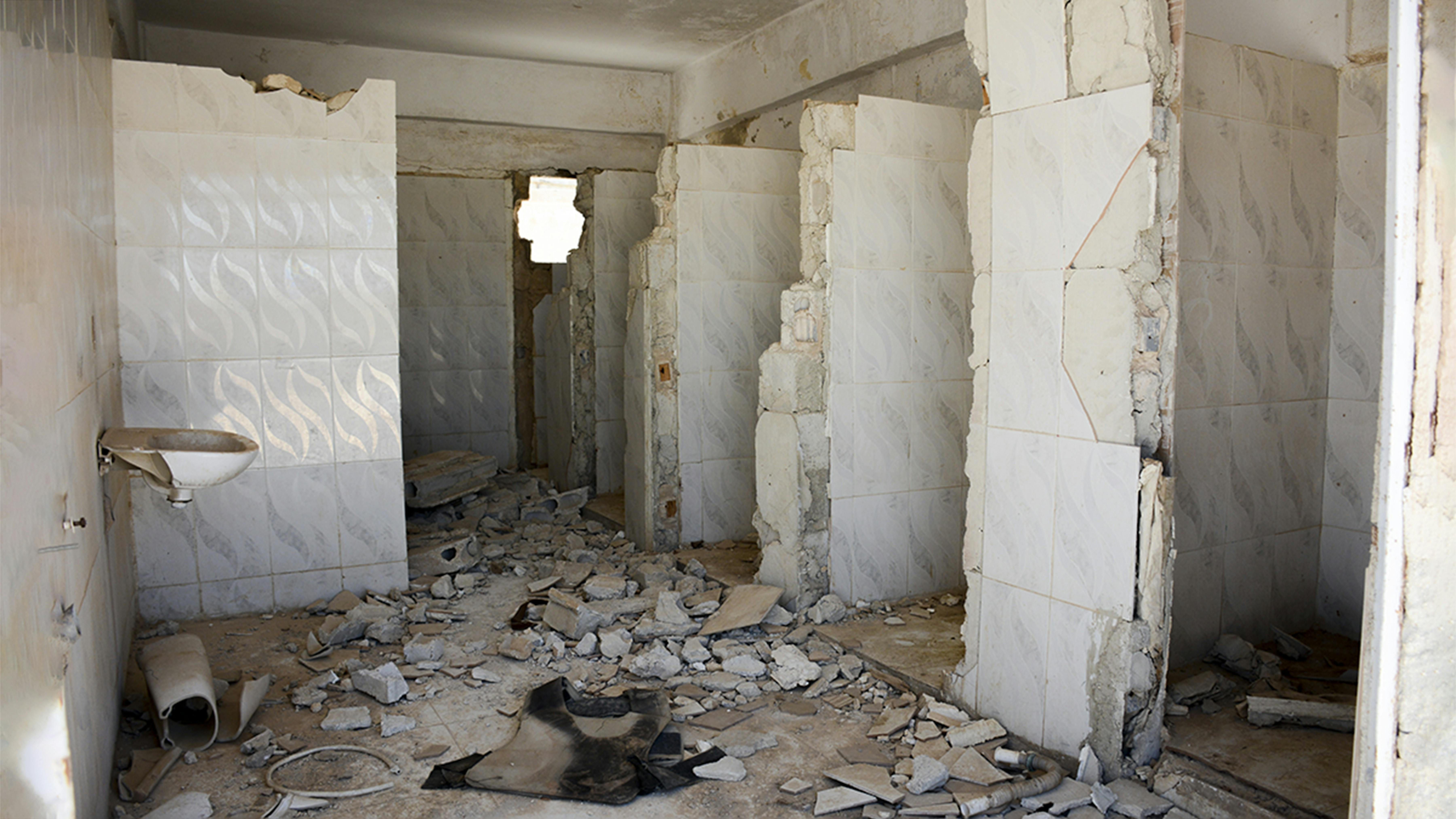 PRIMA: bagni distrutti dala guerra nella scuola Reyad Hamoud, a Maheen, Homs