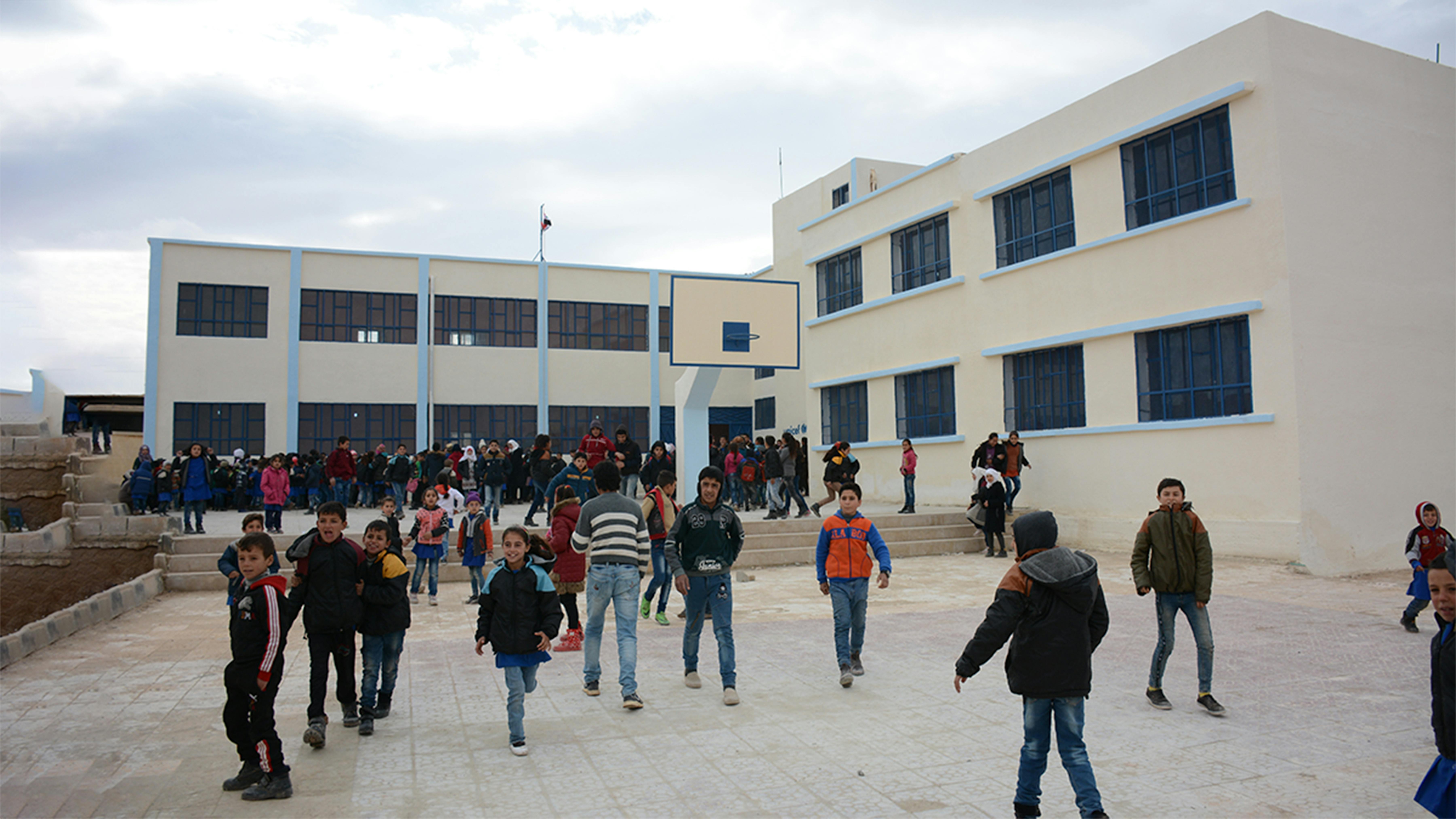 I bambini tornando a giocare in cortile nella scuola Reyad Hamoud, a Maheen, sud di Homs, ristrutturata grazie ad UNICEF