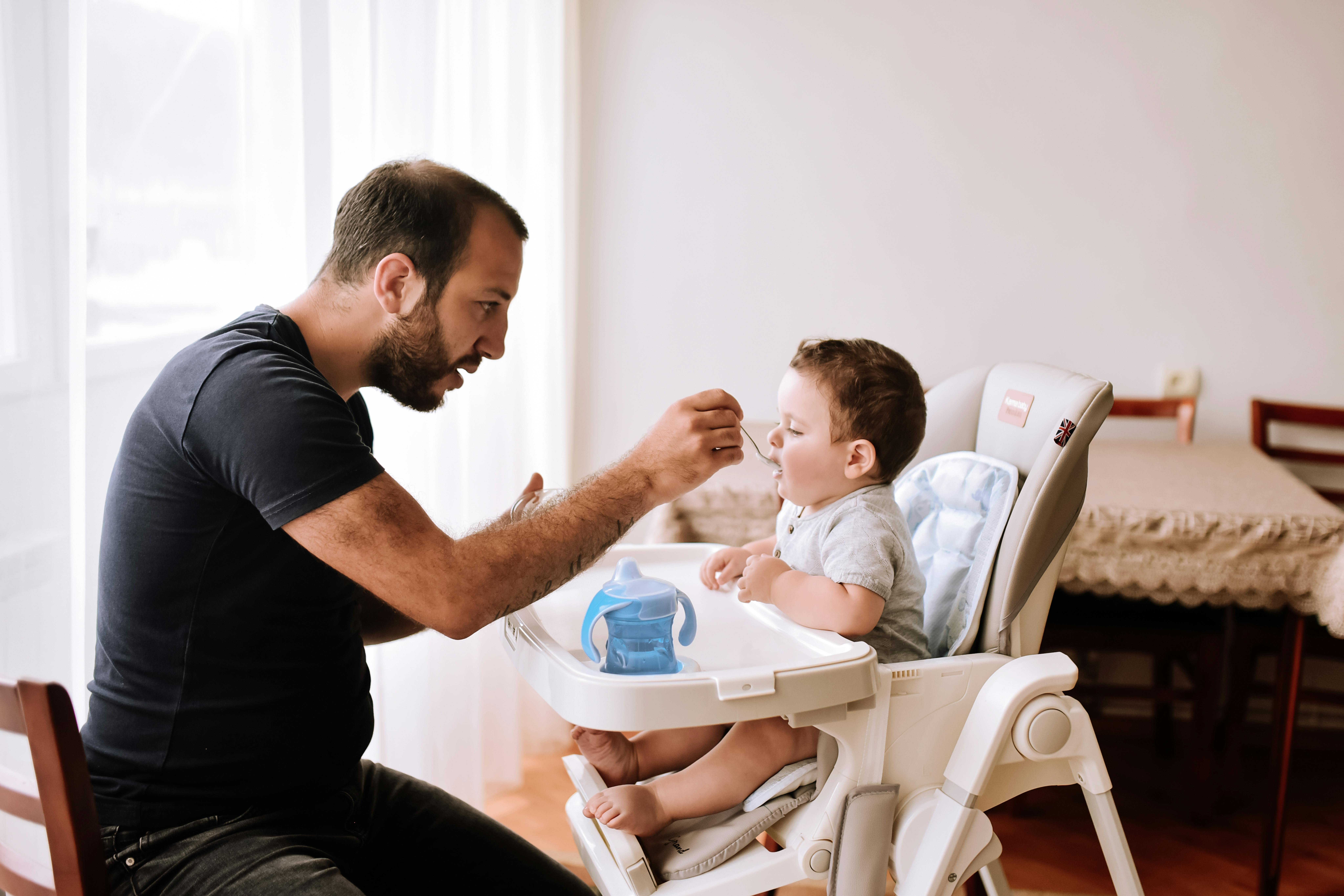 Armenia, l'ora della pappa con papà! L'UNICEF sta promuovendo il coinvolgimento dei padri nella cura dei bambini, poiché è fondamentale per lo sviluppo del cervello del bambino.