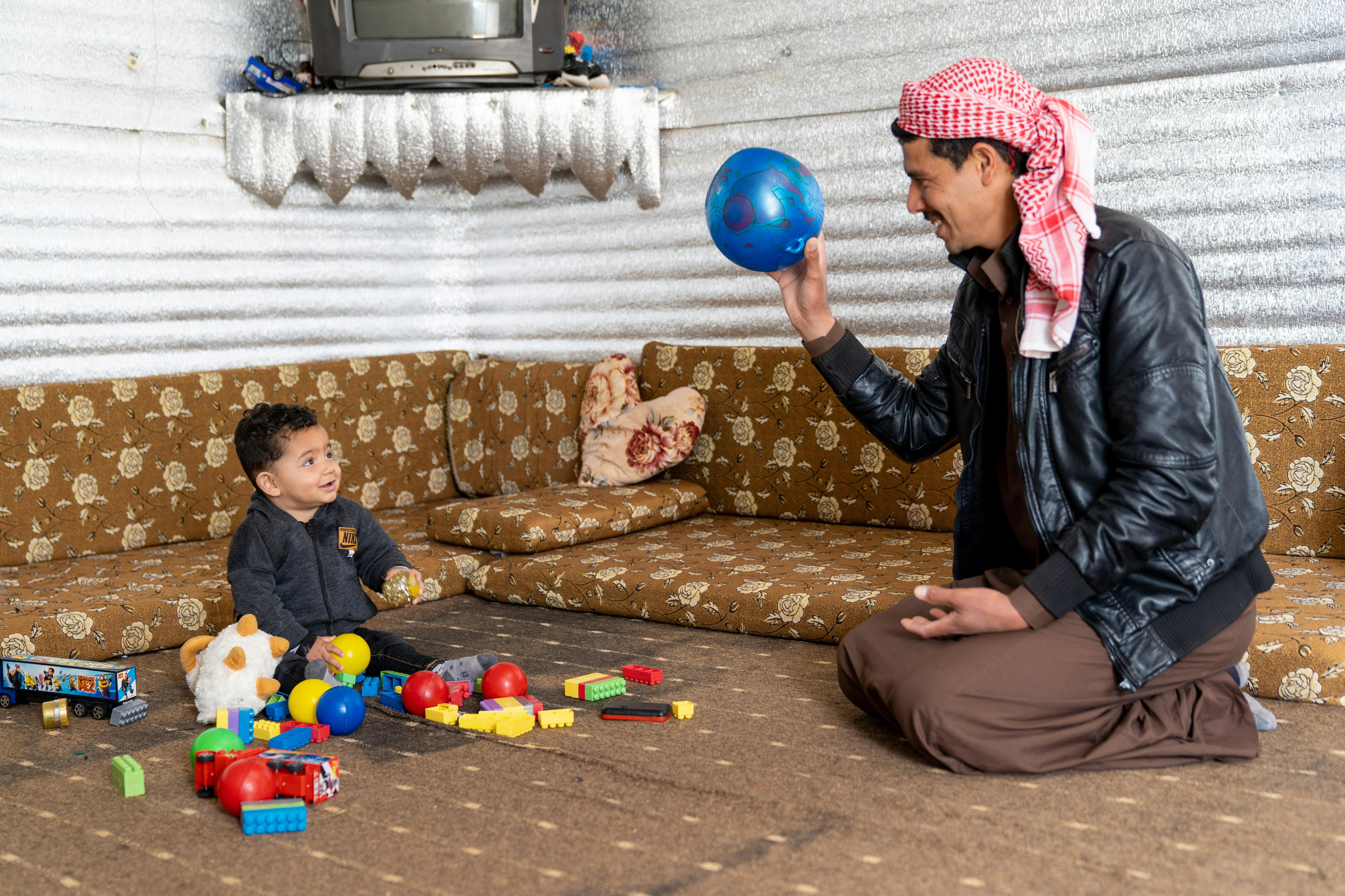 Il piccolo Mohammad e suo padre Shaheen, nel campo profughi di Azraq, Giordania
