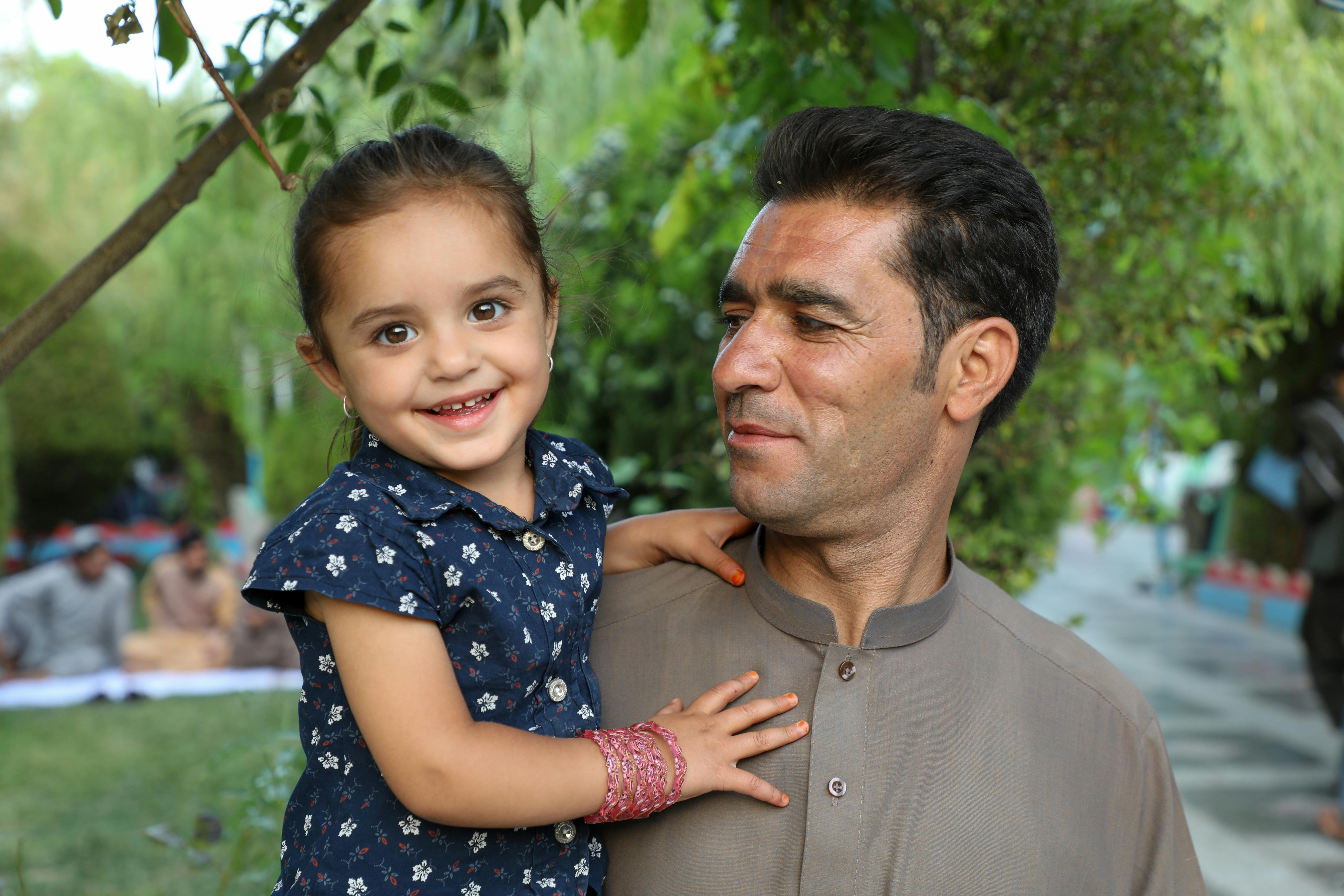 Afghanistan, appena annunciata la riapertura dei parchi papà Rahimullah ha portato la figlia Rahil a giocare