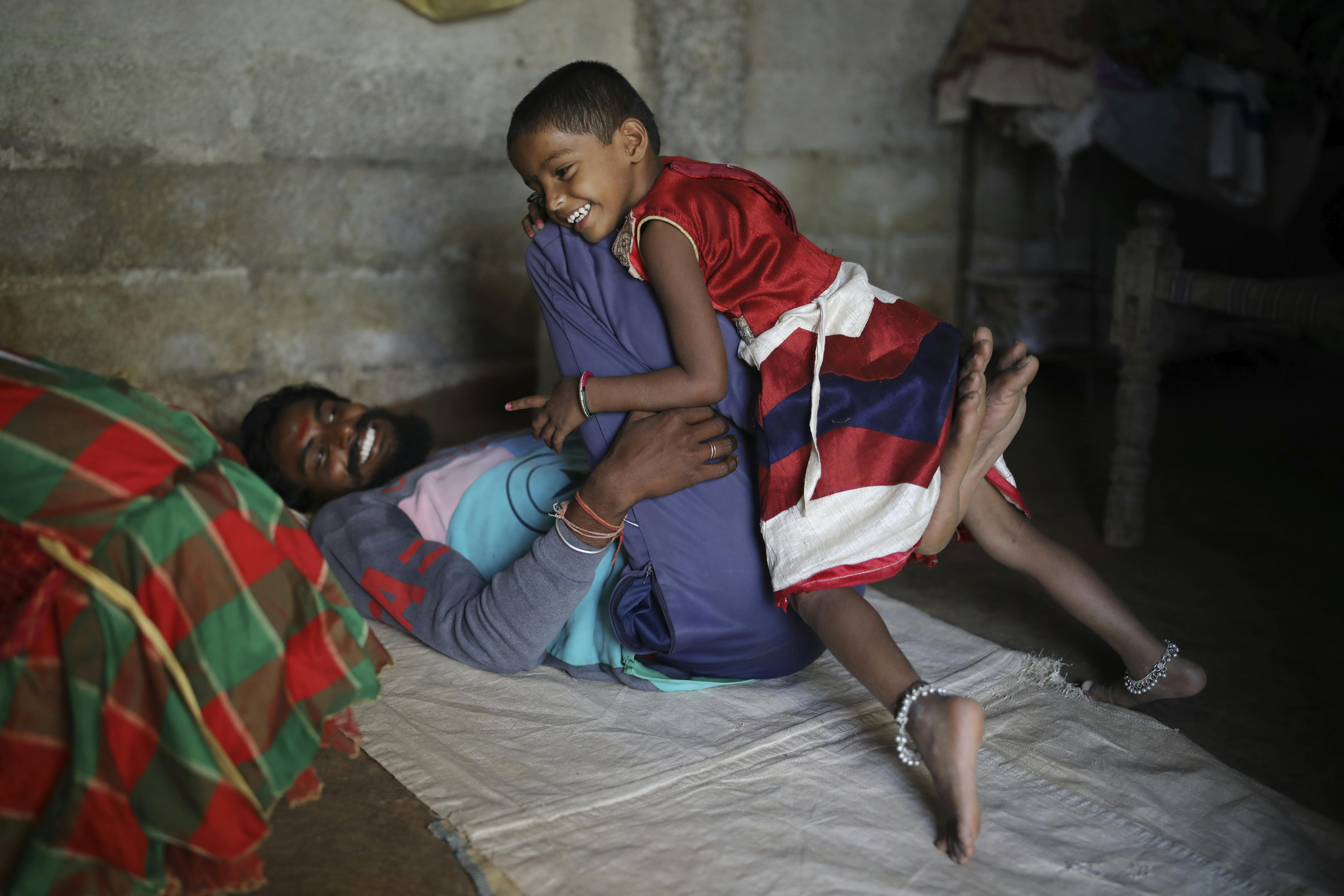 India,  Rishitha gioca con suo padre che la solleva con le ginocchia