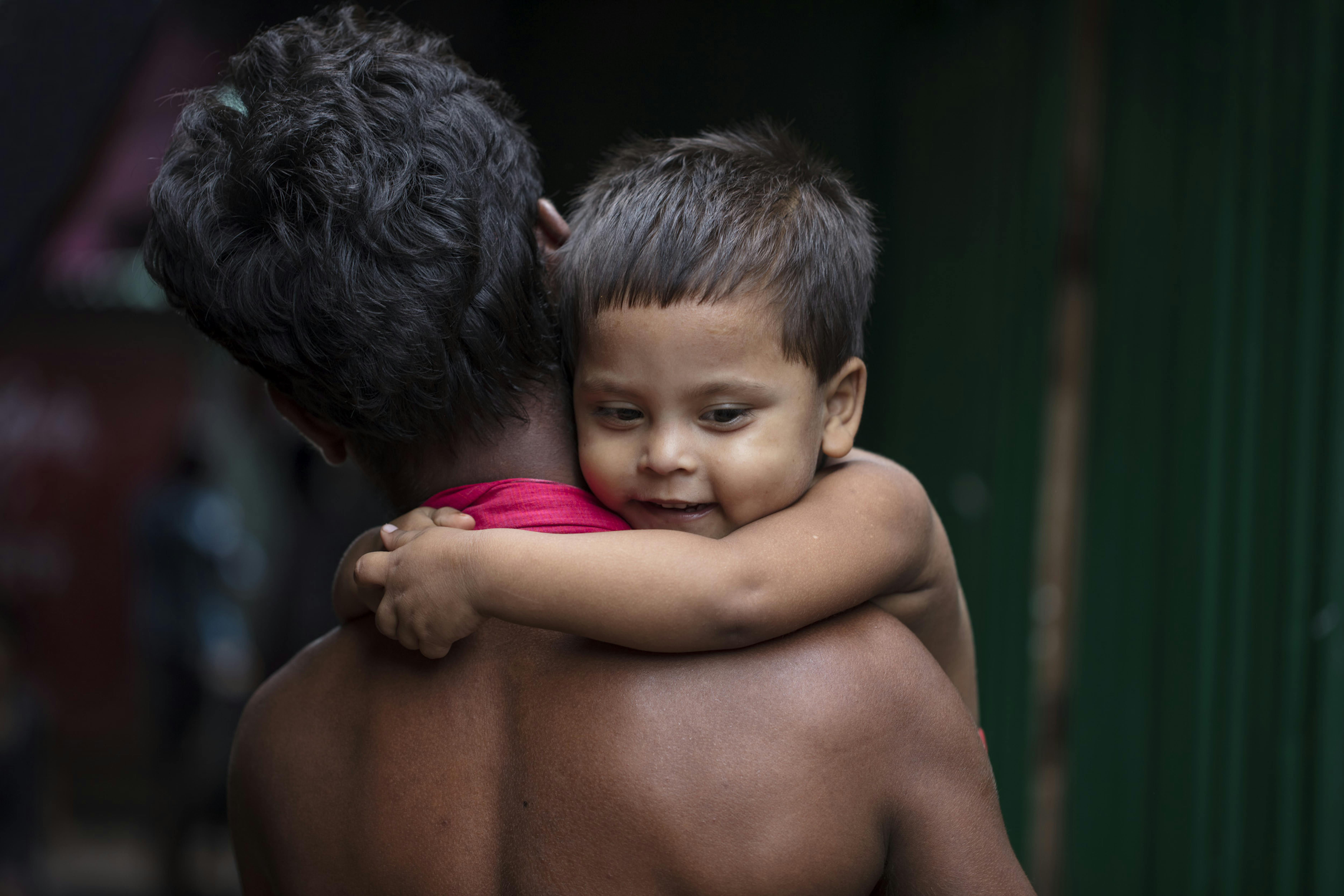 Bangladesh, Polly abbraccia suo padre Mohhamad Poran