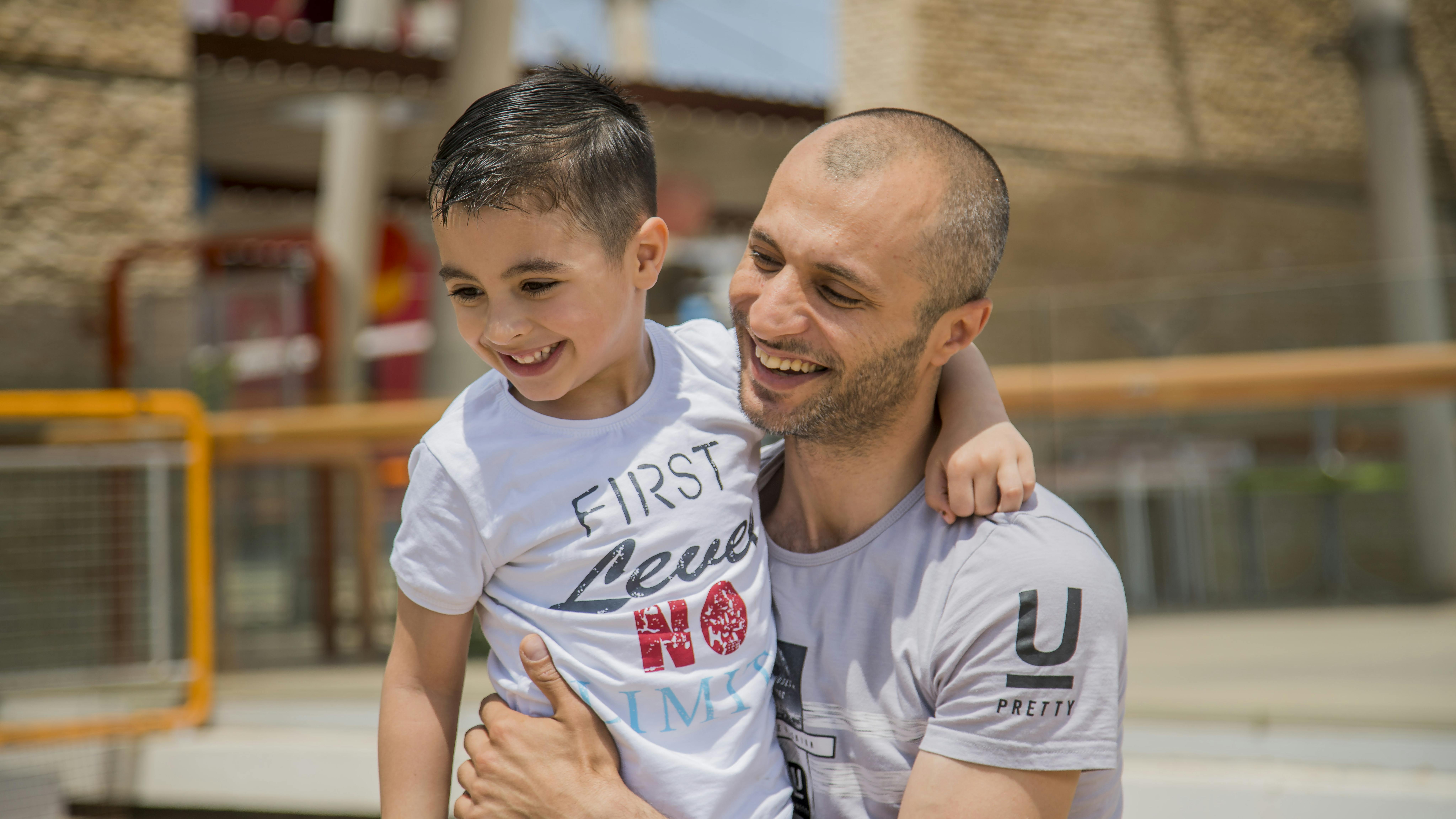 Giordania, Mustafa Denou gioca con suo figlio Abdul Wahab, 4 anni. 