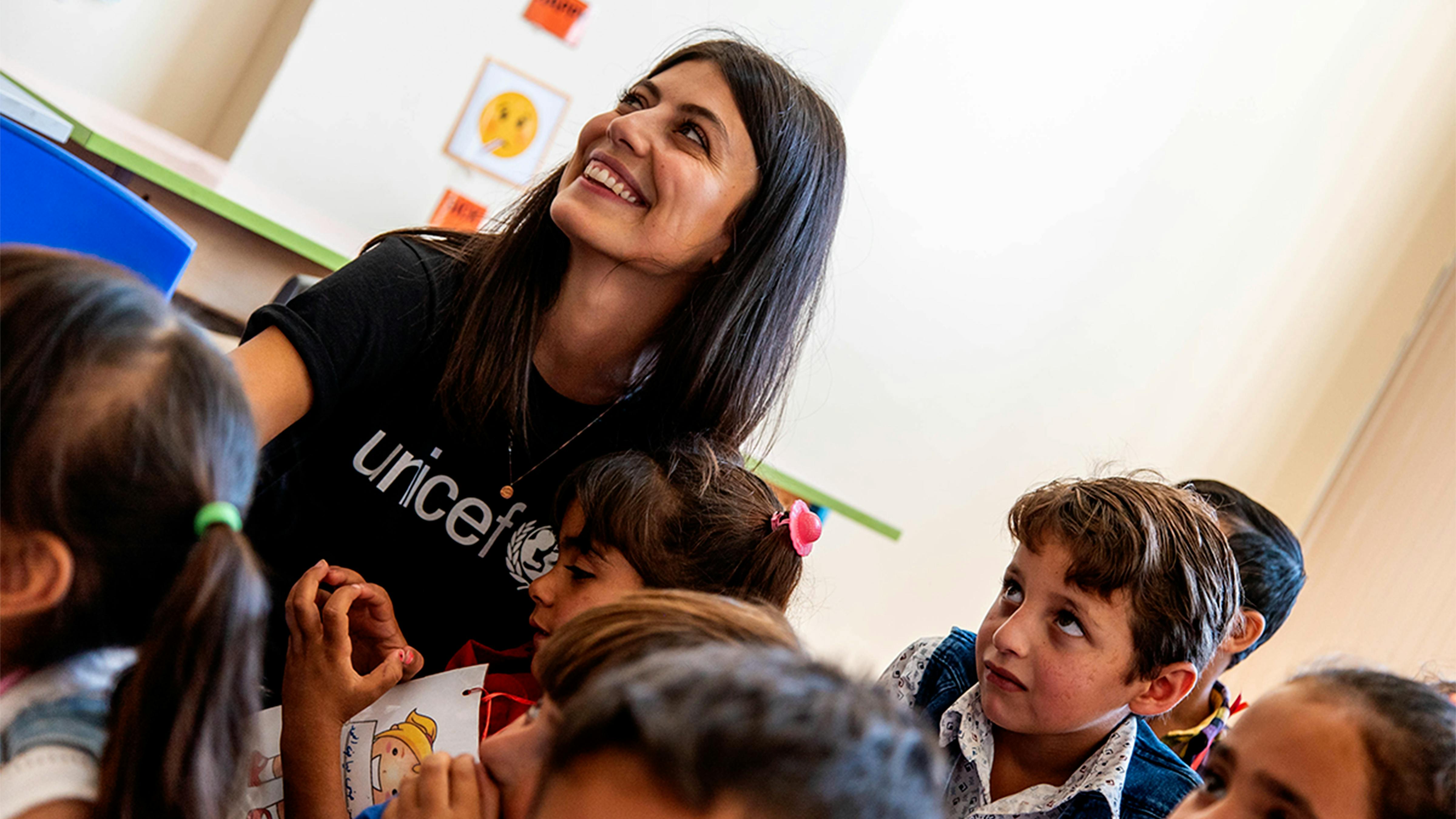 Libano, Alessandra Mastronardi, ambasciatrice UNICEF, sorride assieme ai bambini