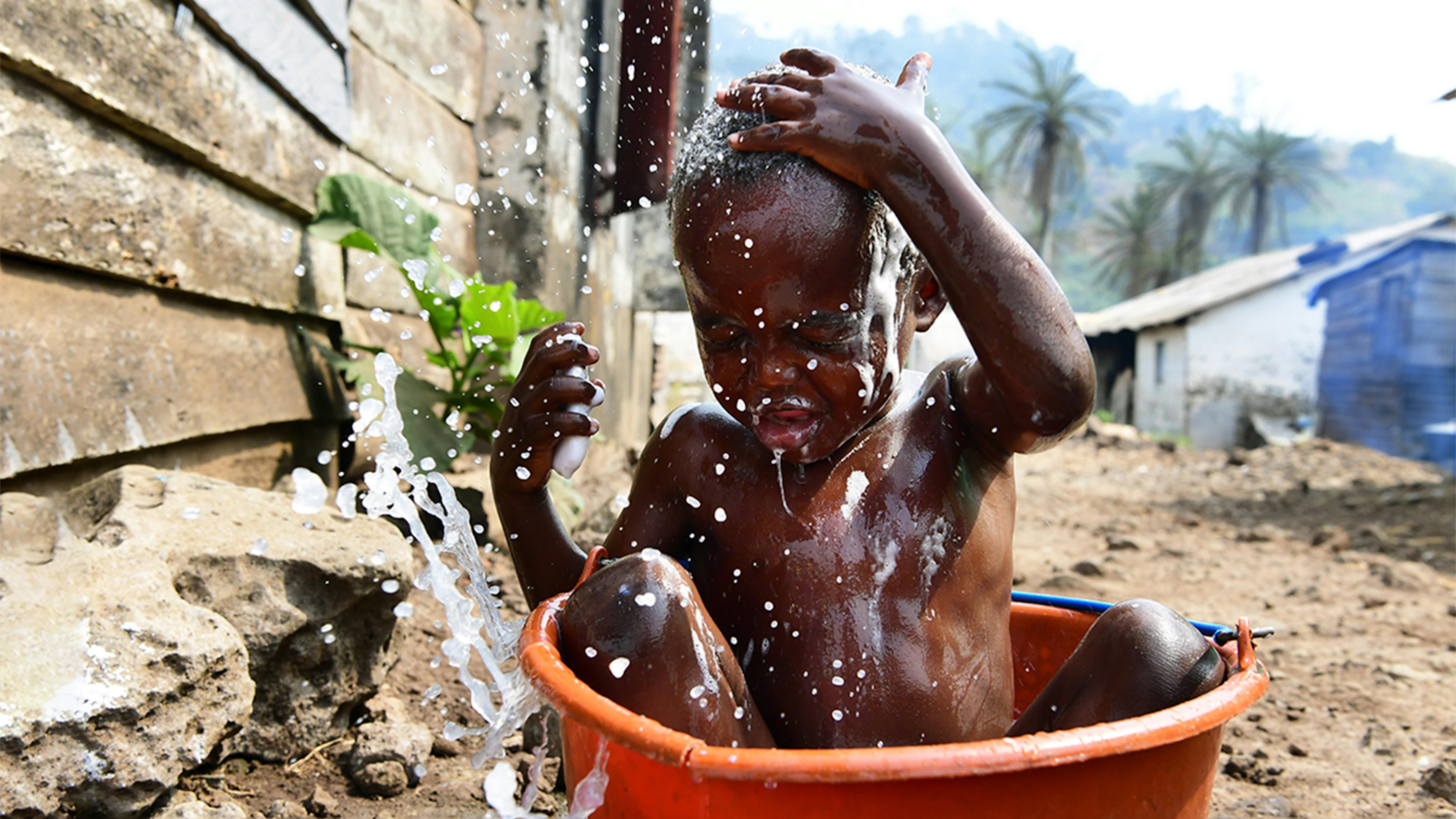 Un bambino sta facendo il bagnetto a Limbe, nel sud-ovest del Camerun.