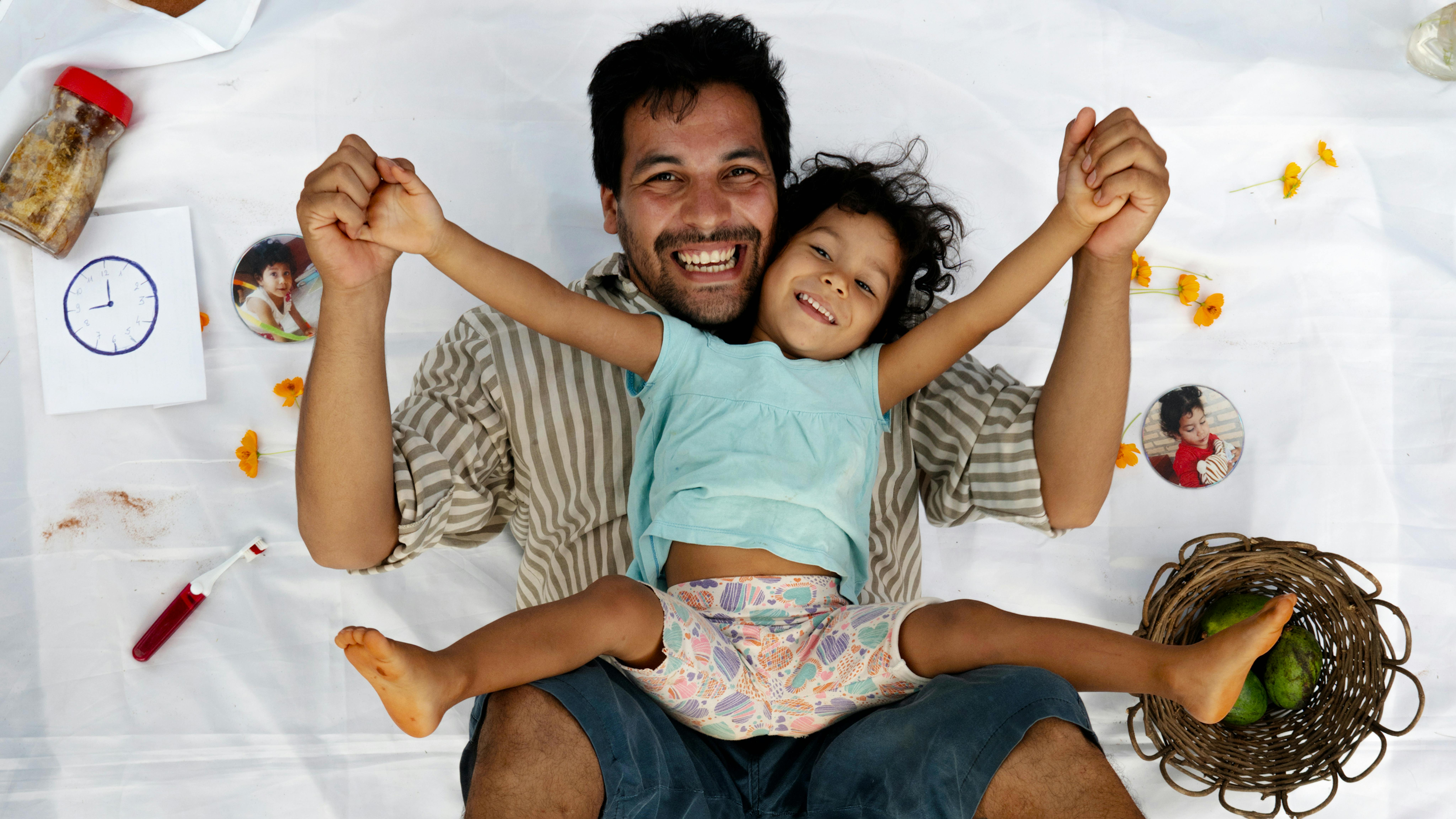 Un papà posa insieme alla sua bambina per ricordare l'importanza di 