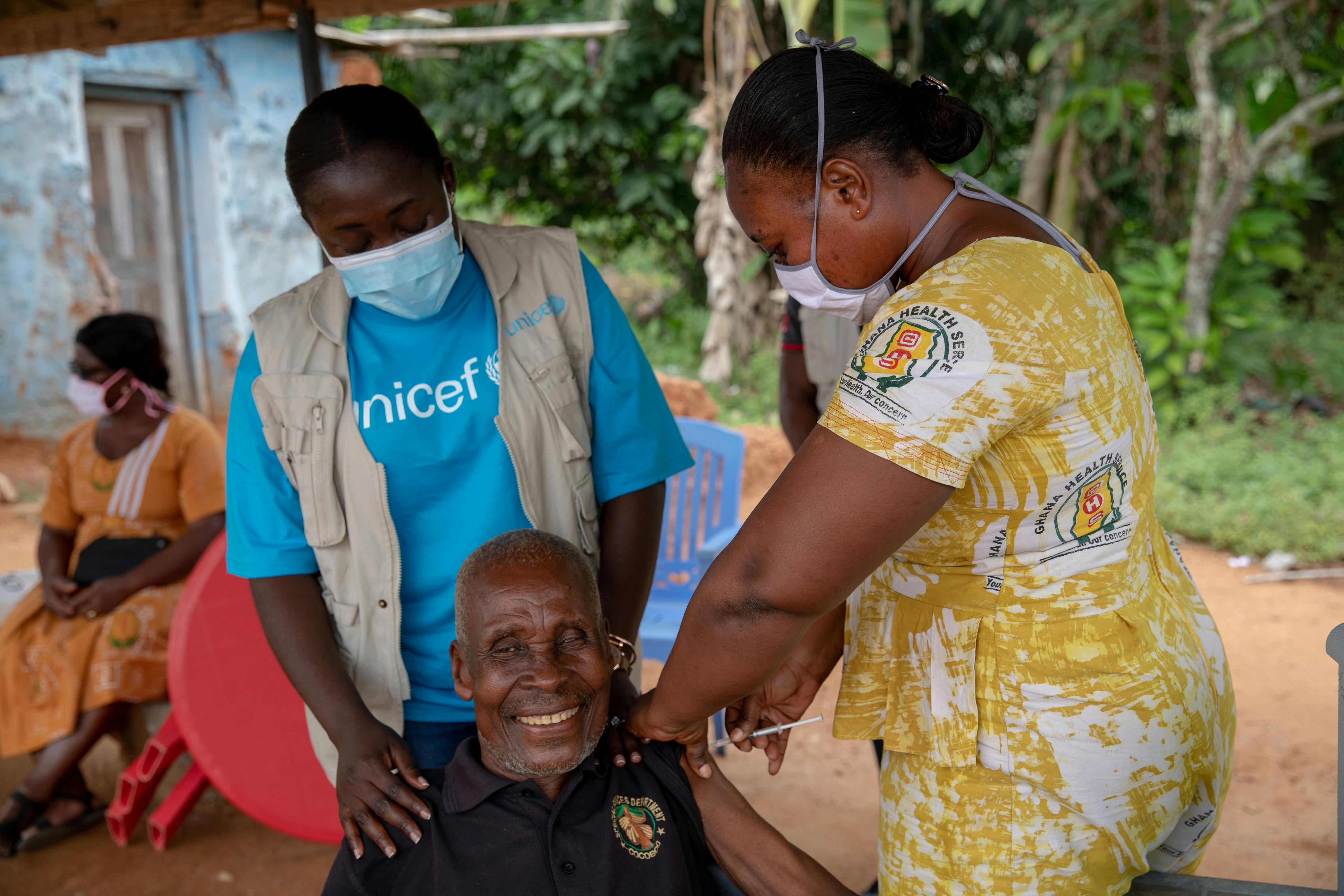 Kwame Kwei, 78 anni, contadino in pensione, riceve un vaccino contro il COVID-19. Bontrase, Ghana