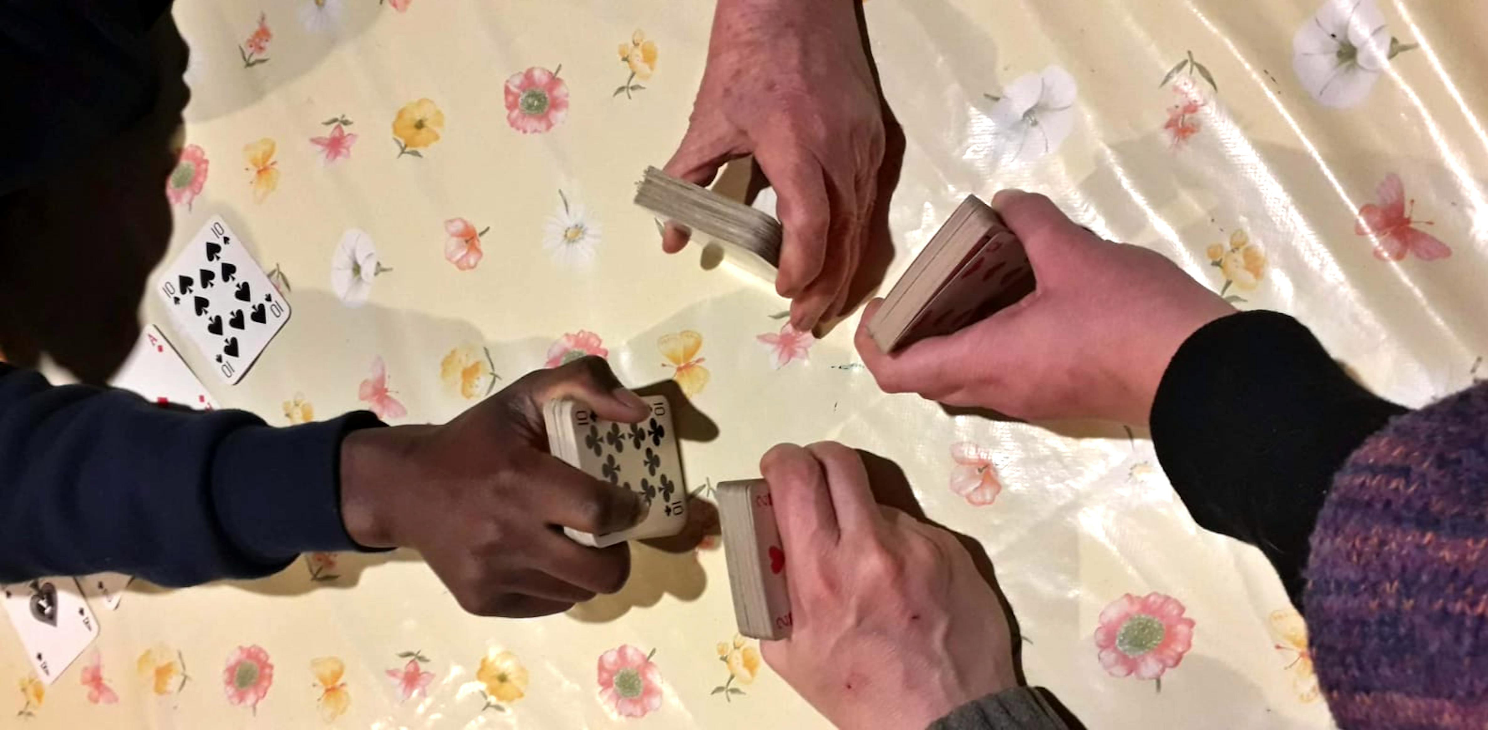Almamy gioca a carte con la famiglia durante il lockdown