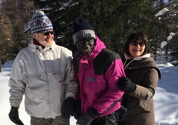 Almamy e la sua famiglia affidataria sulla neve