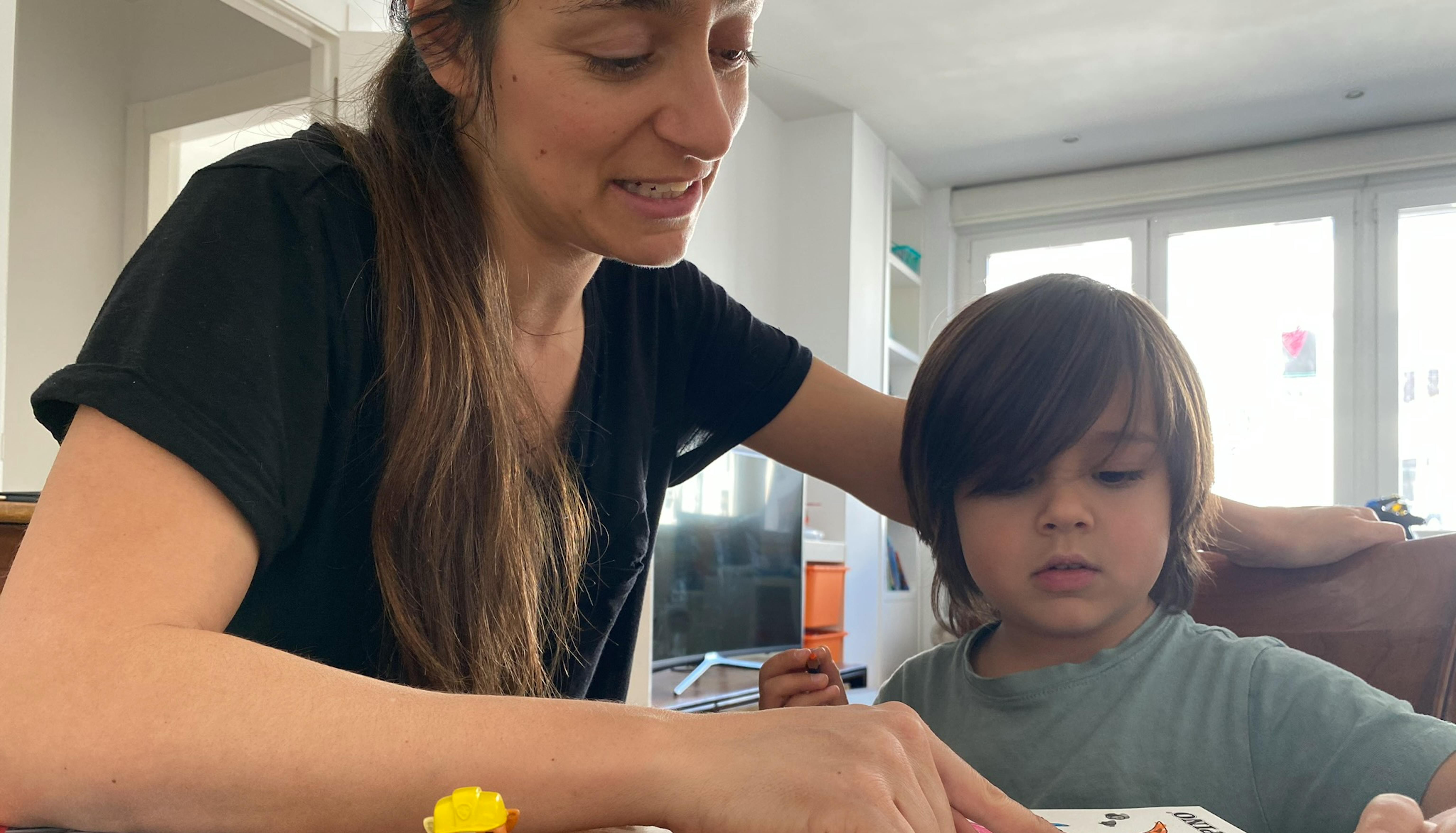 Mamma e figlio colorano insieme