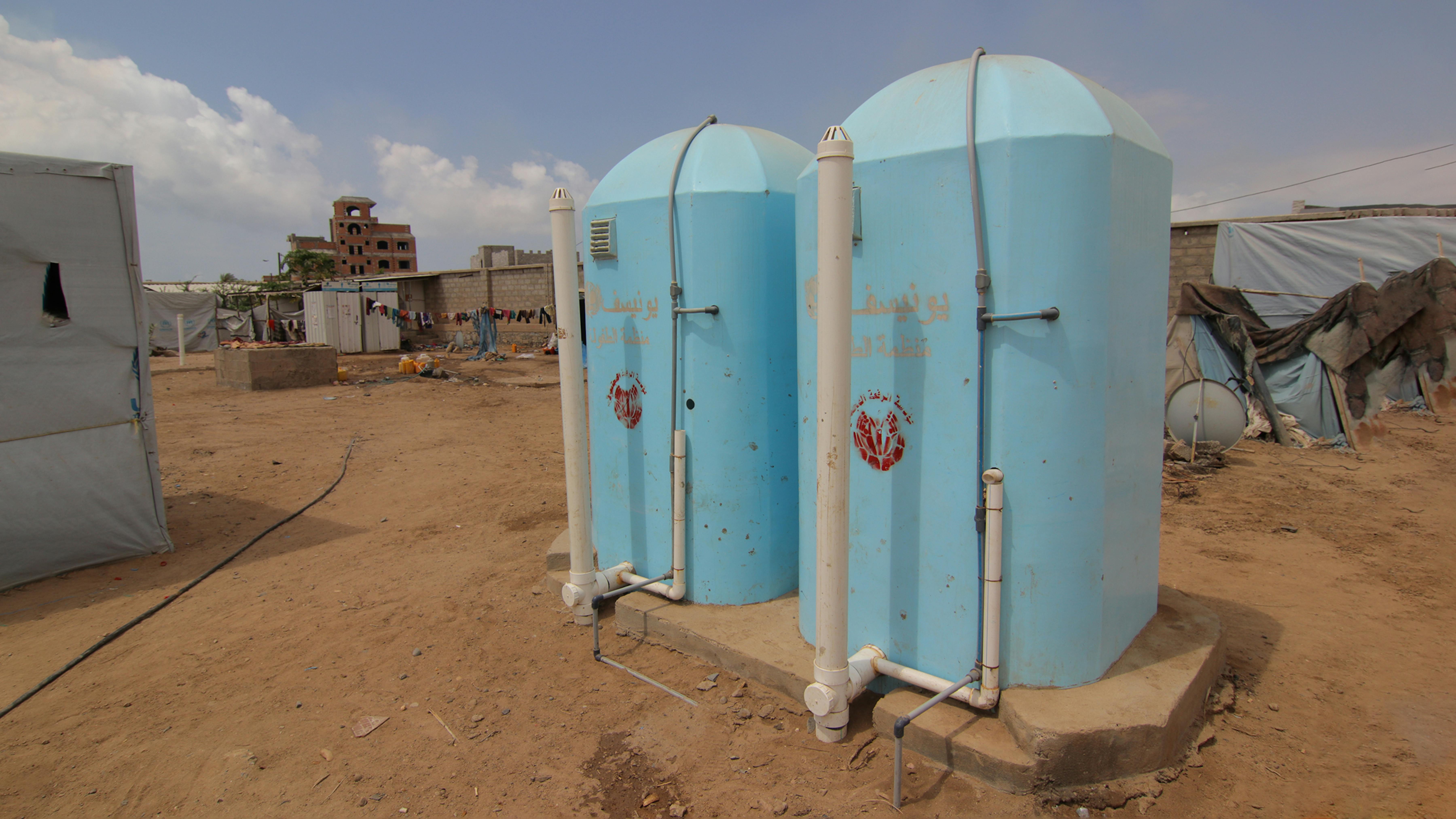 Yemen. I bagni del campo di Al Sha’ab, ad Aden.