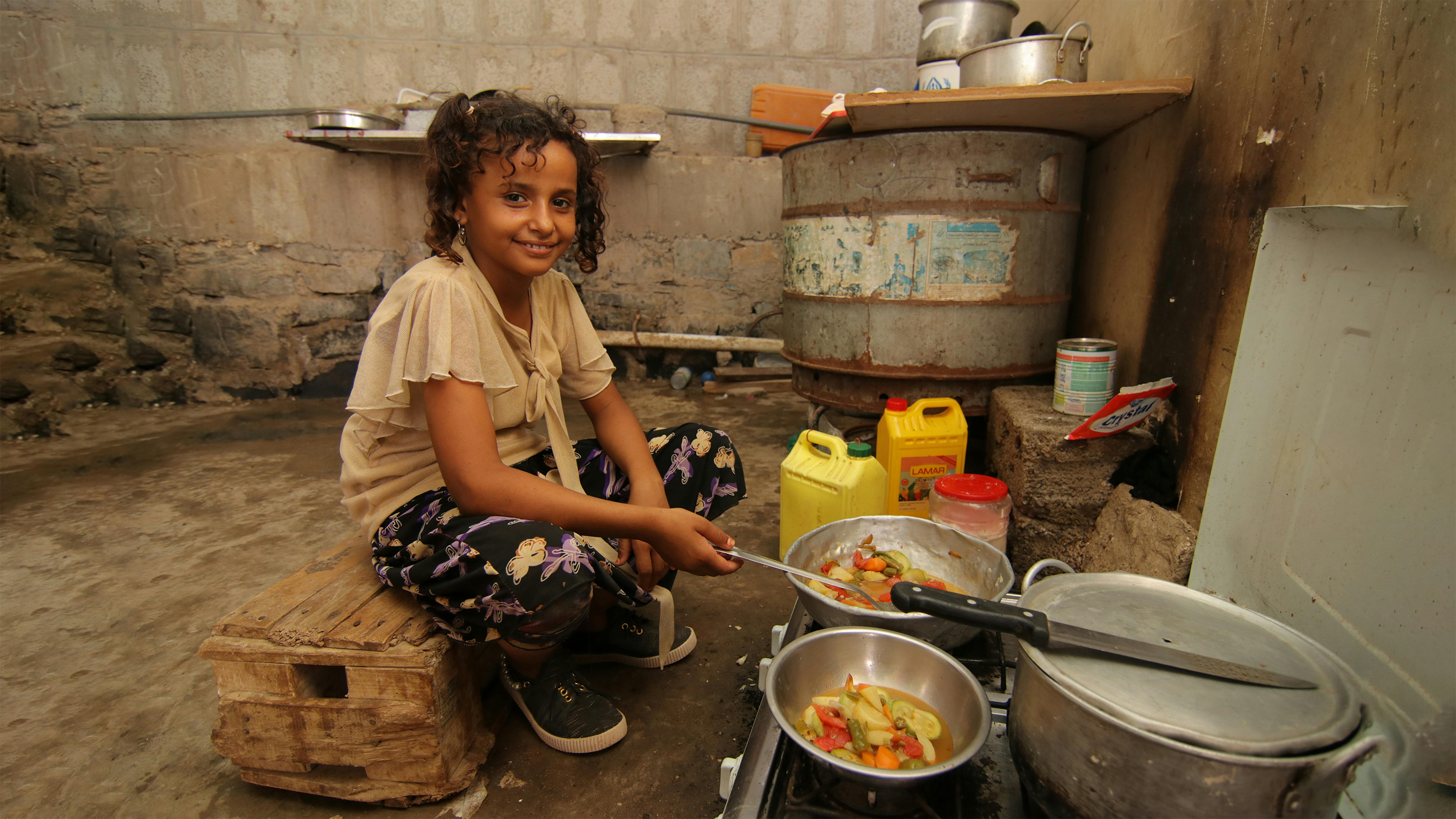 Yemen, Muna cucina nel campo sfollati di Sha'ab, Aden