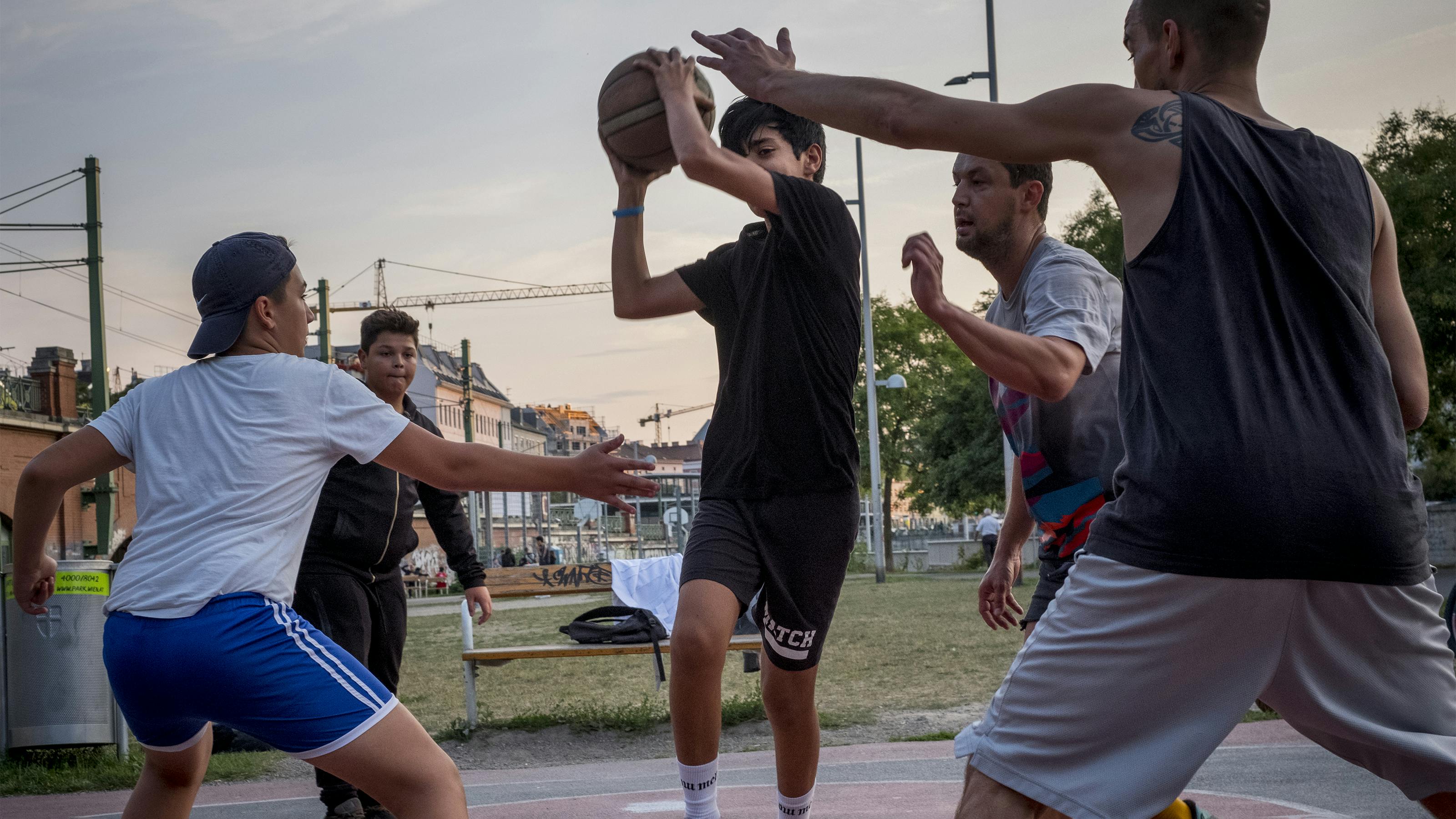 Ragazzi rifugiati giocano a basket