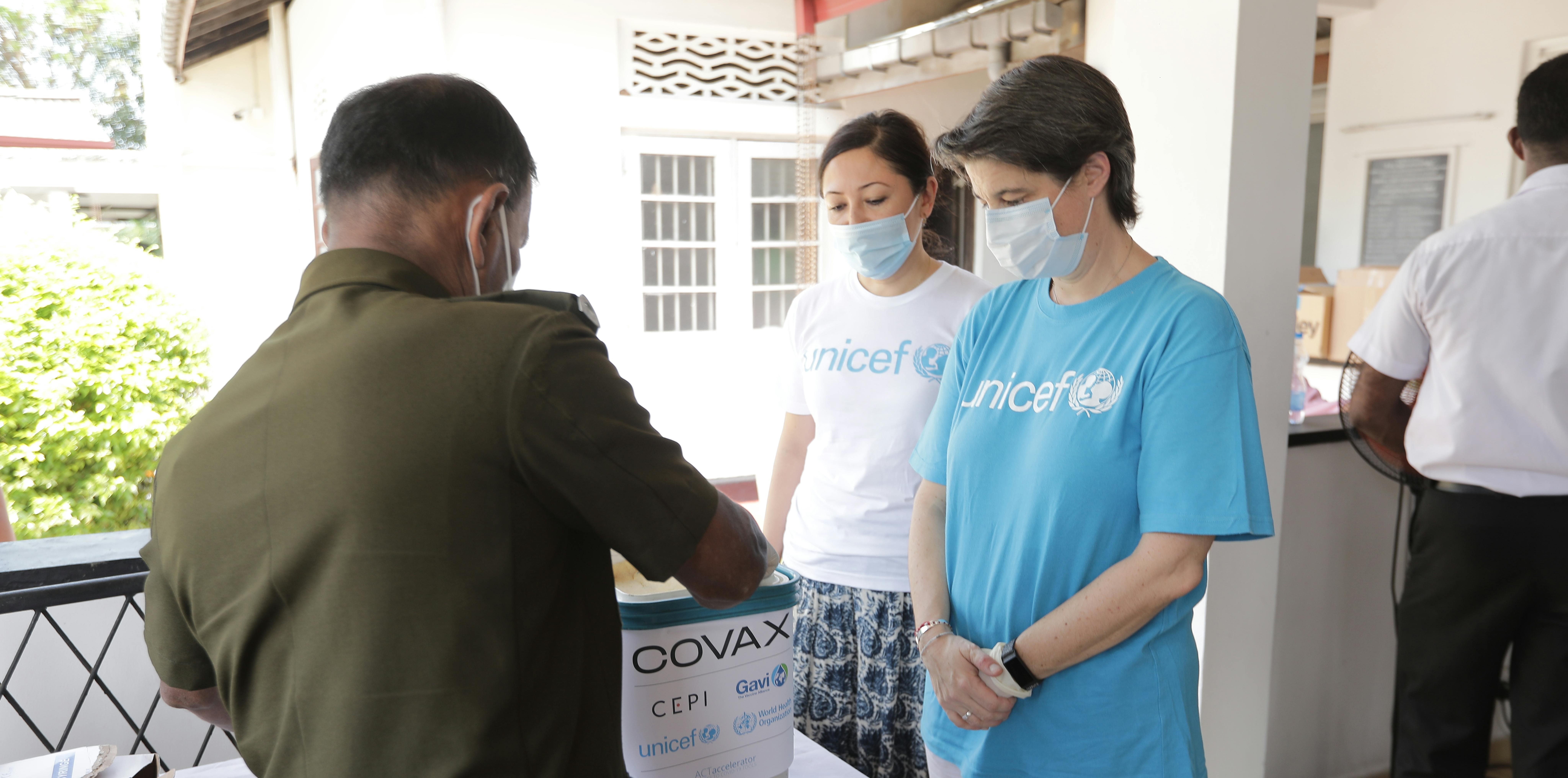 L’arrivo dei vaccini contro il COVID-19 e il controllo della catena del freddo, in Sri Lanka, grazie al programma COVAX