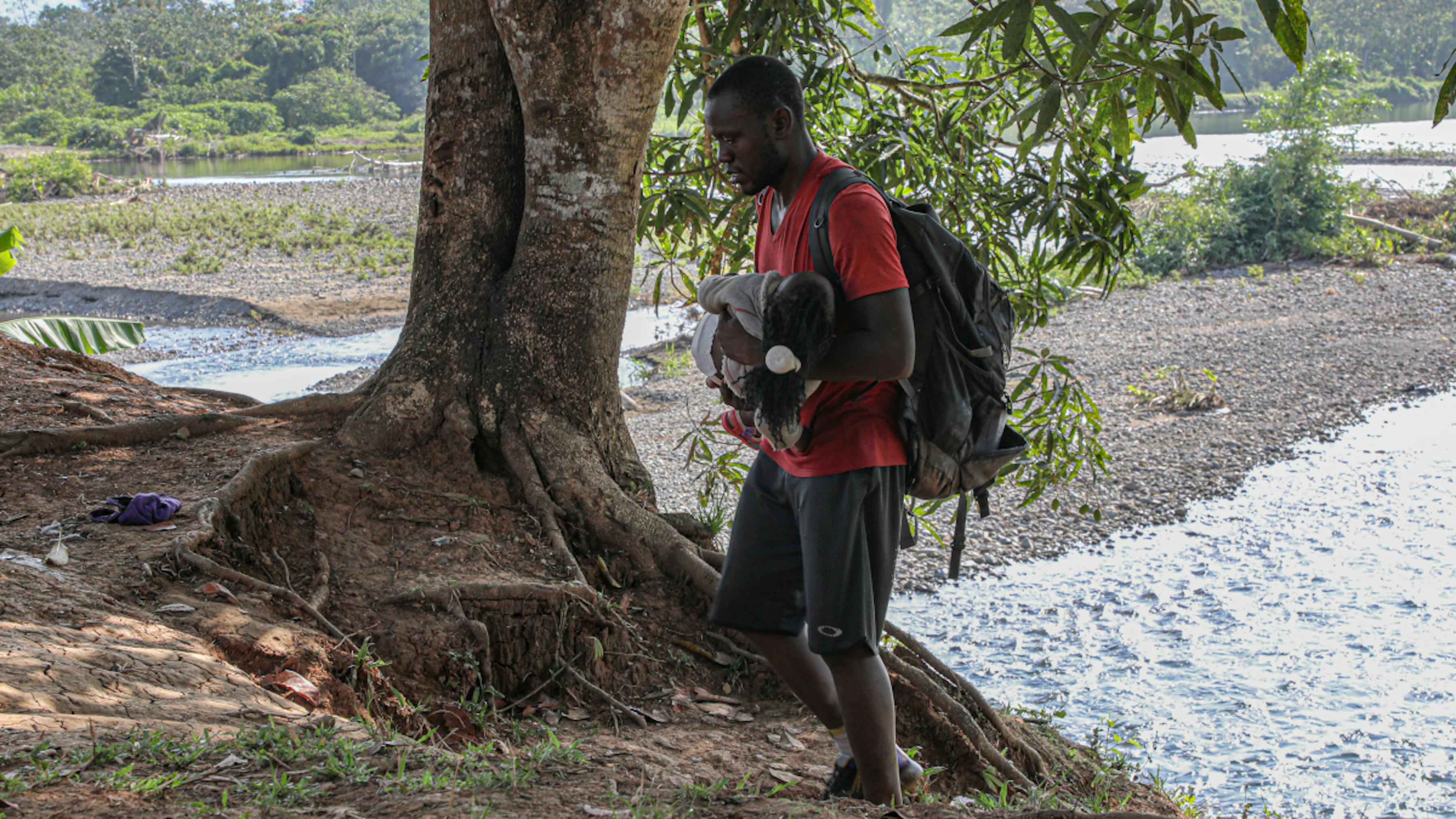 Panama, padre e figlio arrivano esausti dopo aver attraversato il Darien Gap fino a Bajo Chiquito