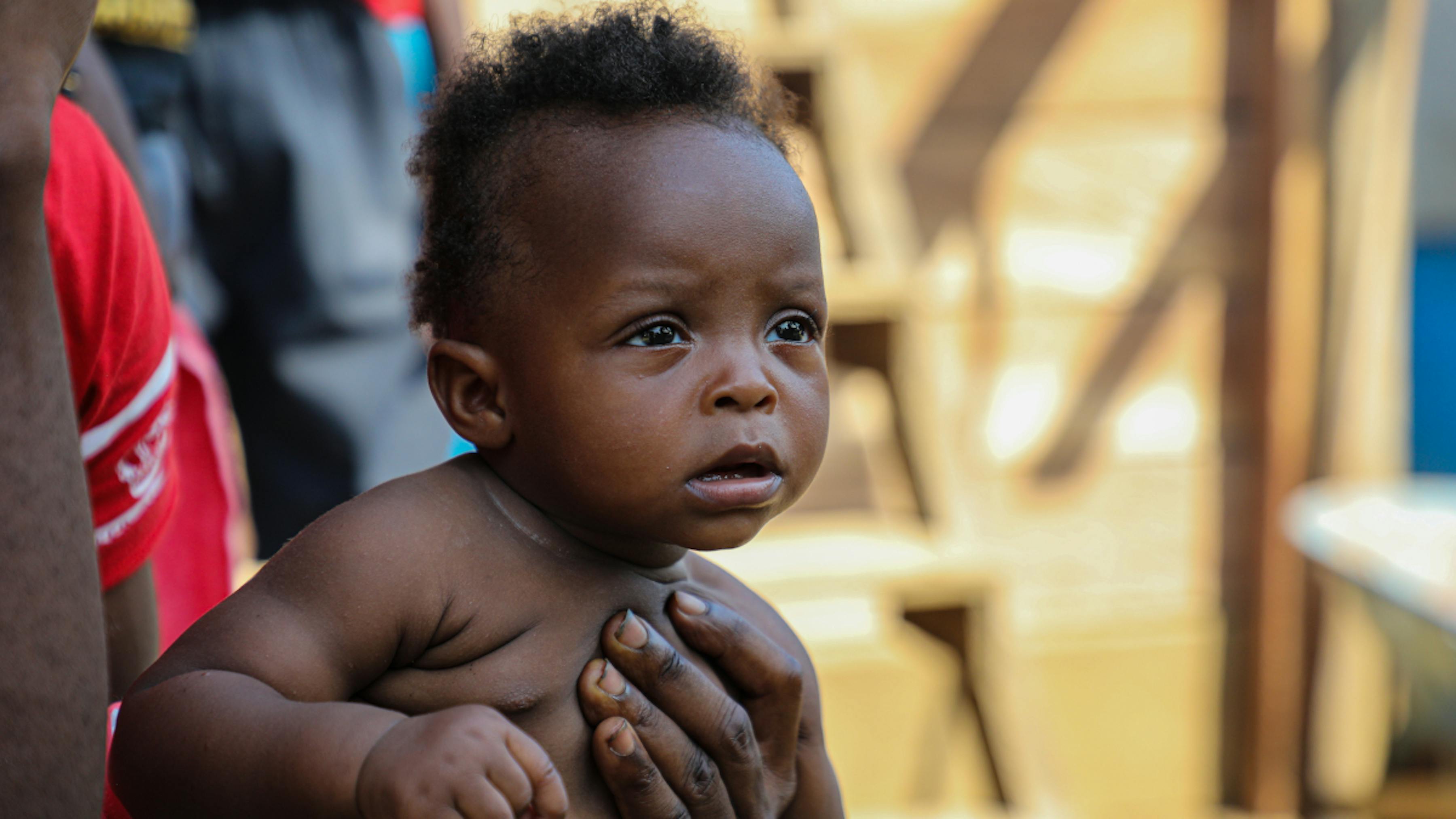 Panama, un bambino esausto per il viaggio, nel centro di accoglienza