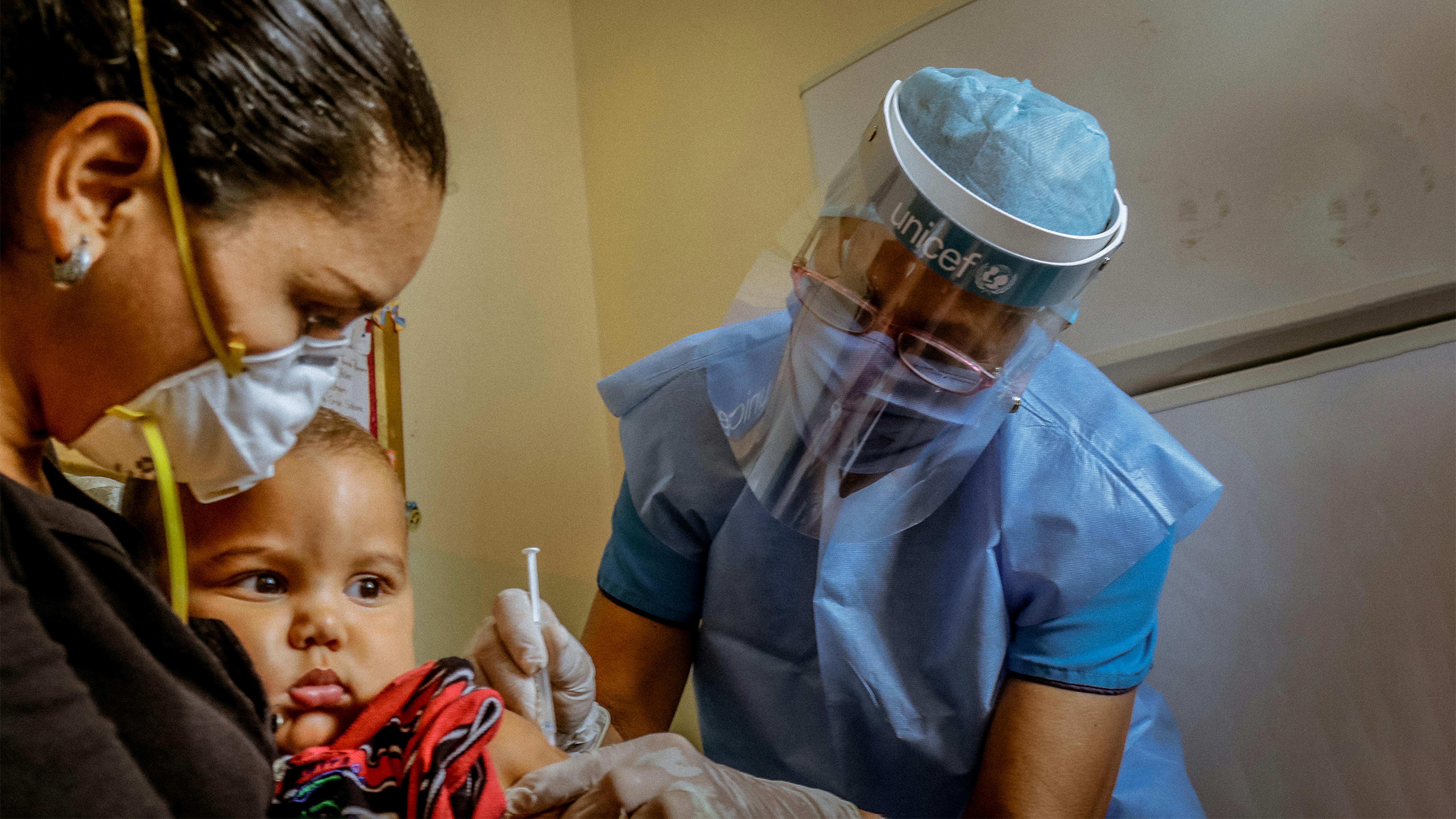 Bolivia, Marcelo, 1 anno, viene vaccinato in un centro sanitario nello stato di Bolivar dove l'UNICEF ha distribuito vaccini anti Polio, febbre gialla, tetano e tubercolosi