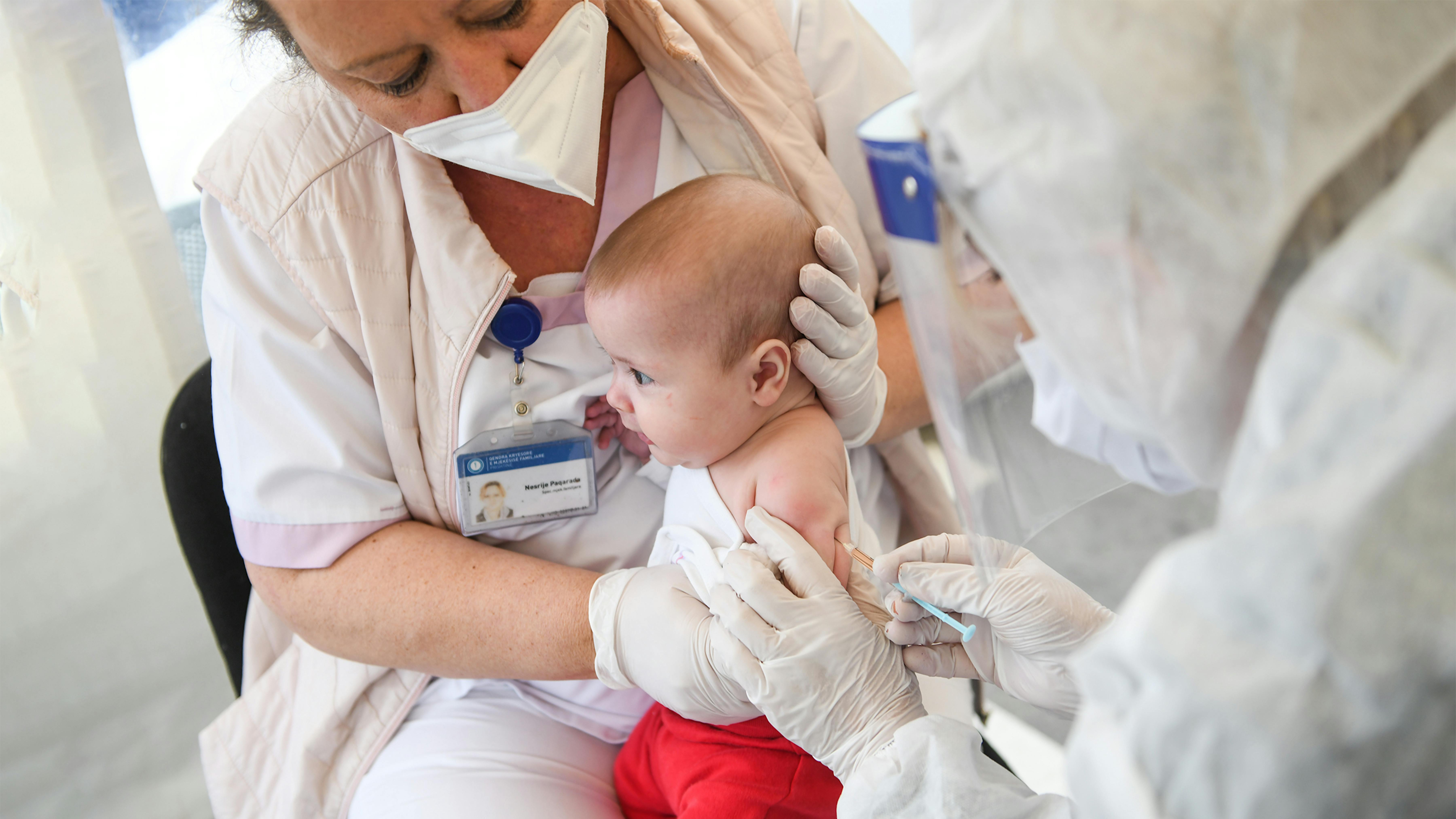 Kosovo, un'infermiera sta eseguendo le vaccinazioni di routine su un bambino dopo la lunga interruzione del programma di vaccinazioni causato dal COVID-19