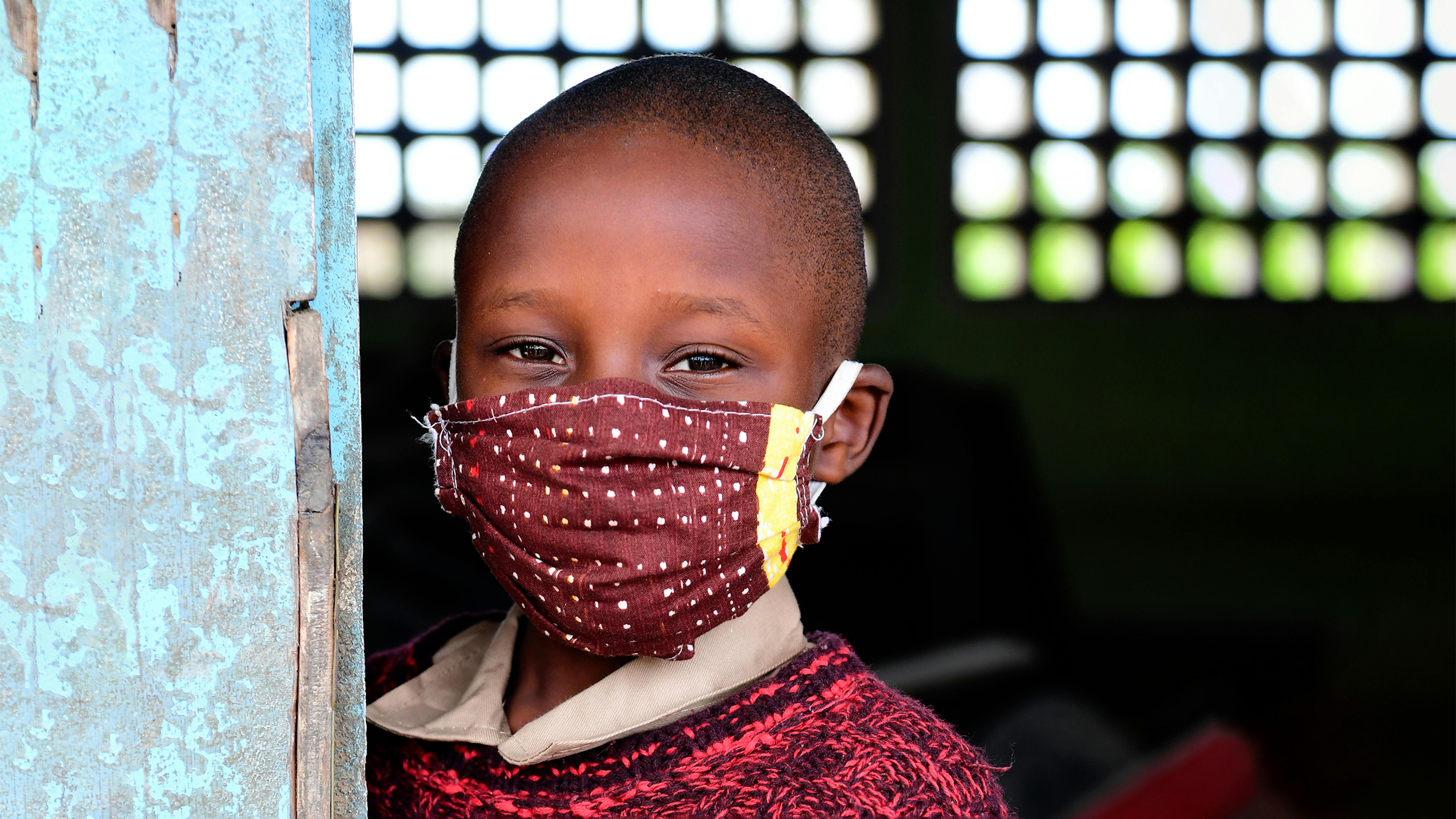 Un bambino che indossa una maschera per proteggersi dal COVID-19, a Youpougon, un sobborgo di Abidjan, nel sud della Costa d'Avorio.