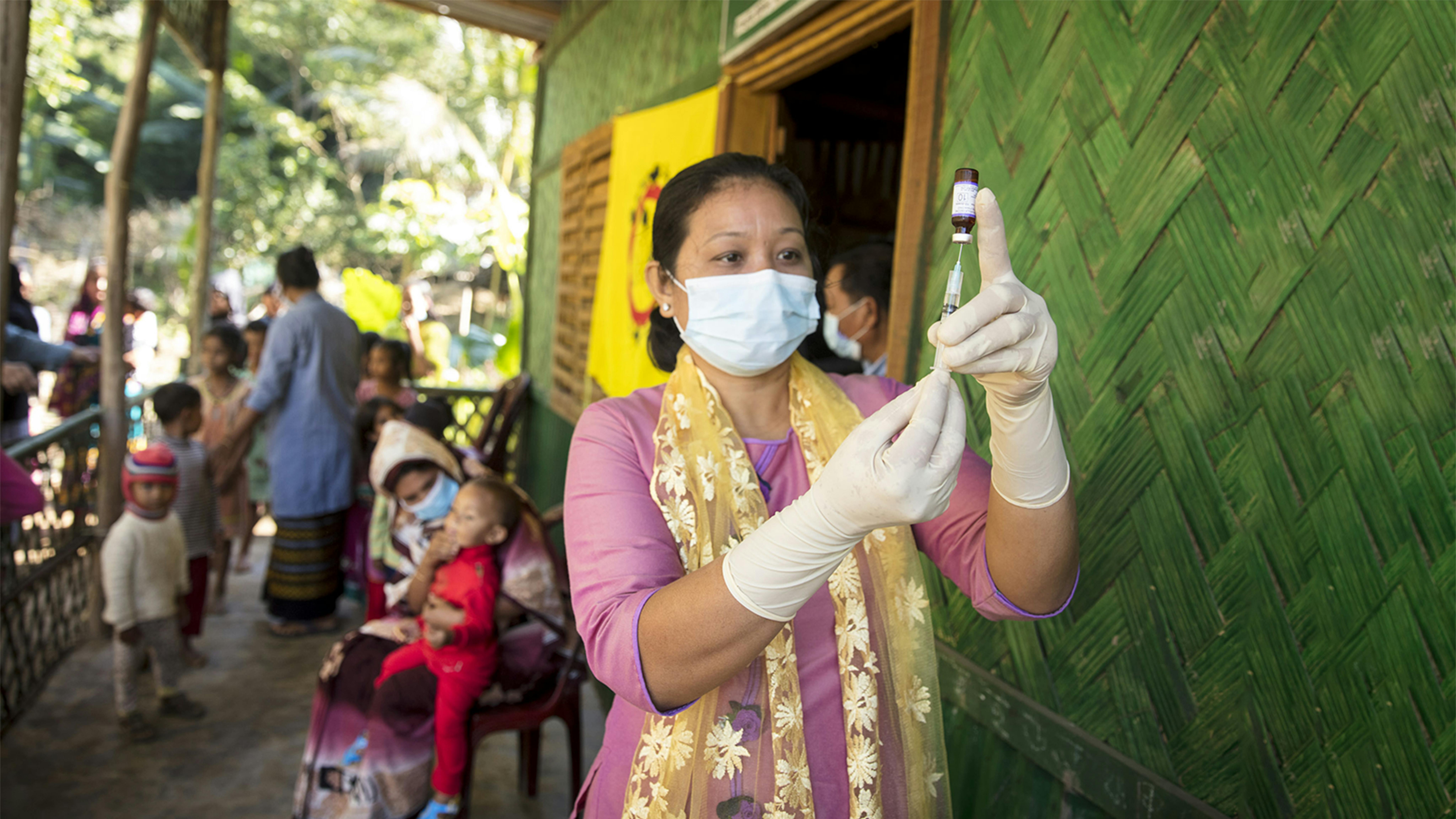 Yochingnu prepara il vaccino contro morbillo e rosolia a Rangamati, come parte della campagna vaccinale lanciata dal Bangladesh