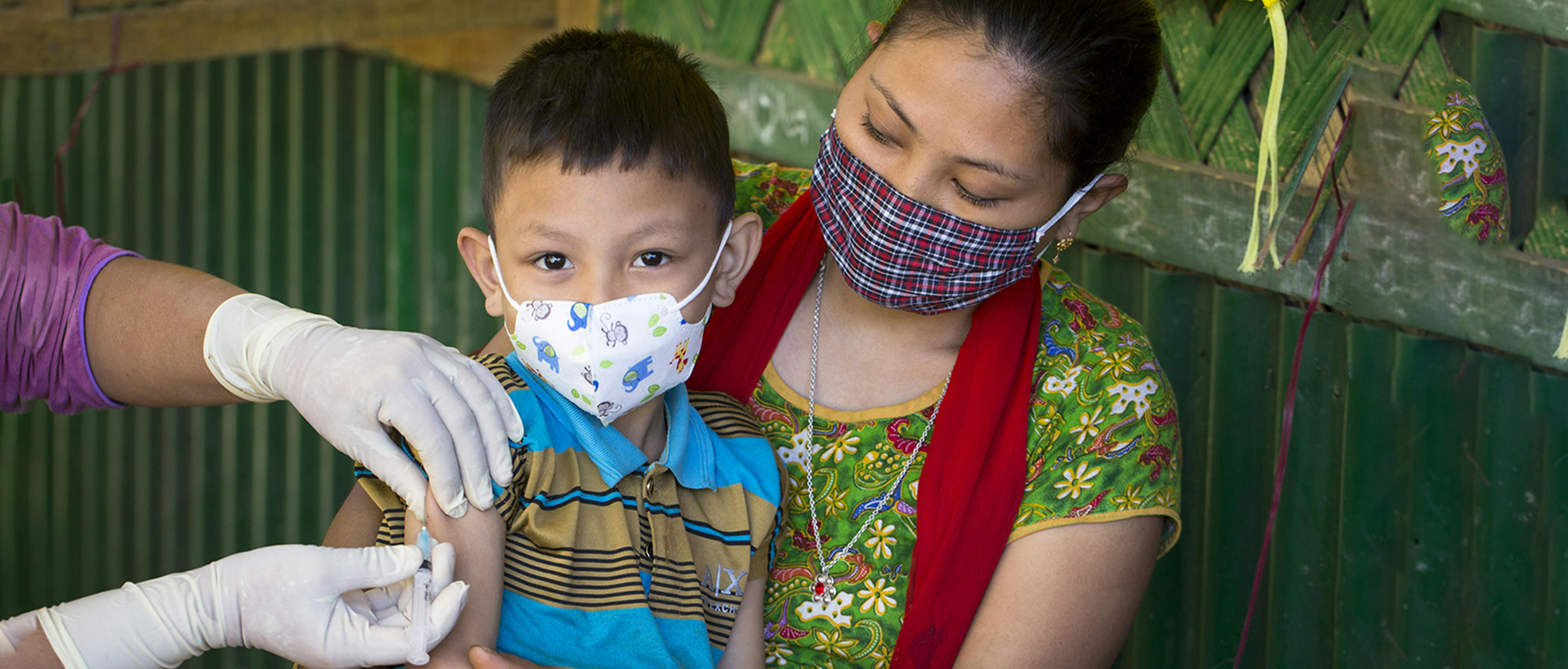 Bisakha Chakma ha portato suo figlio Tuhin Marma a vaccinarsi contro rosolia e morbillo durante la campagna lanciata dal Bangladesh nel dicembre 2020