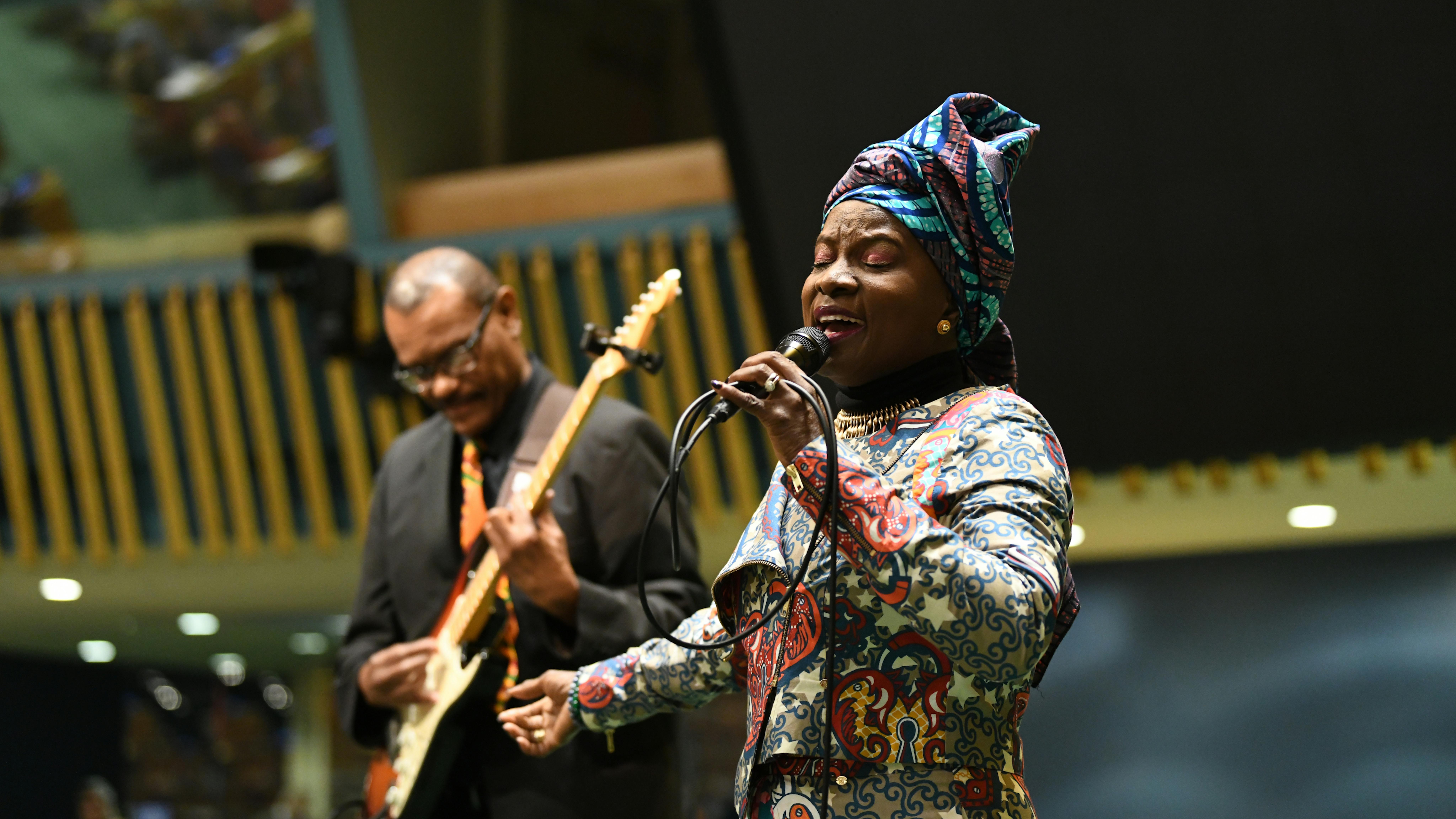Angelique Kidjo durante un esibizione in occasione della giornata internazionale della donna a New York