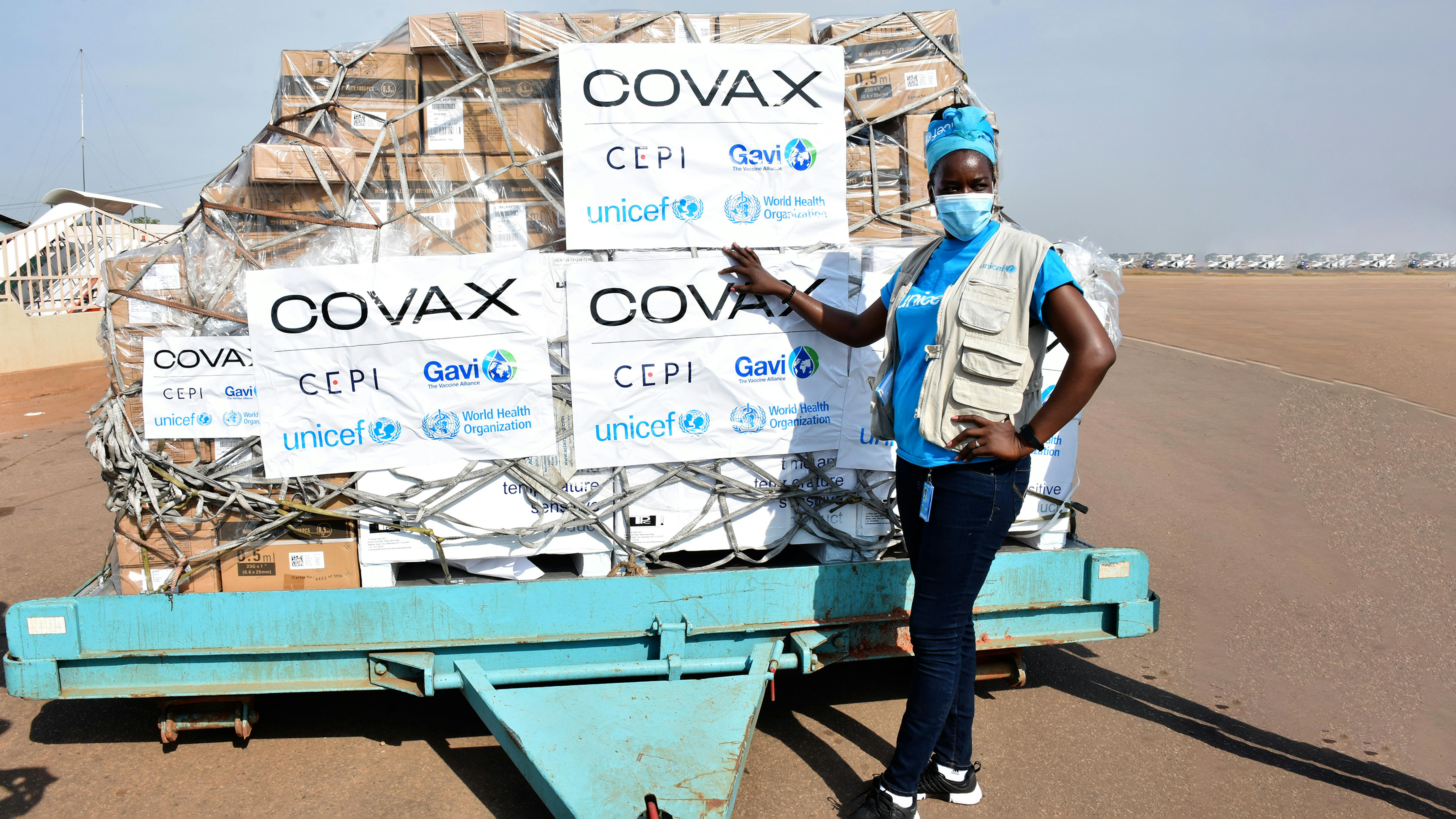 Sud Sudan, Kiko Victori Clement,  operatore UNICEF, è di fronte al primo arrivo dei vaccini COVID-19 all'aeroporto internazionale di Juba.