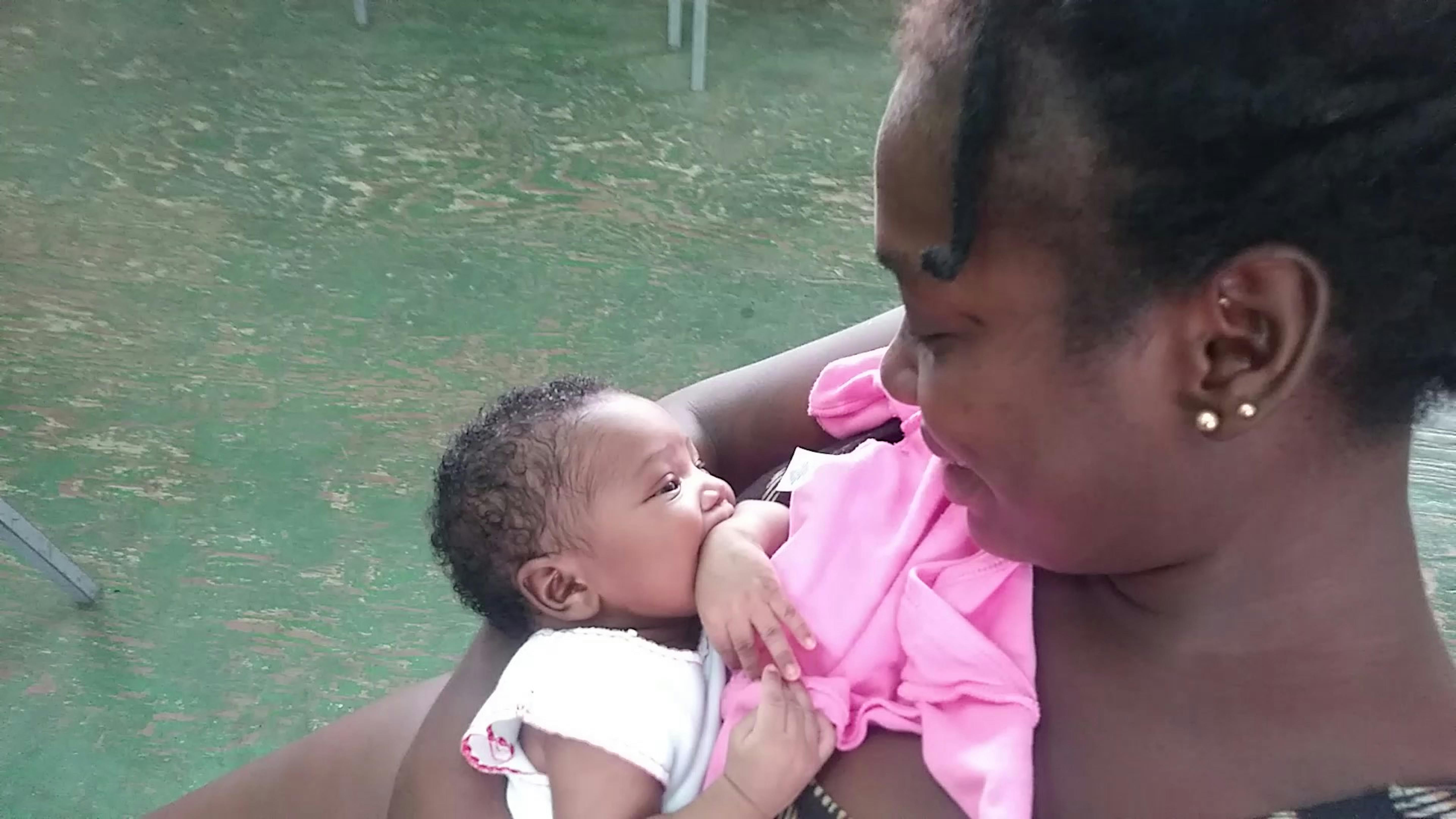 Meddesha Johnson con la figlia Emily di un mese in un rifugio dopo essere stata evacuata dalla loro casa di Saint Vincent