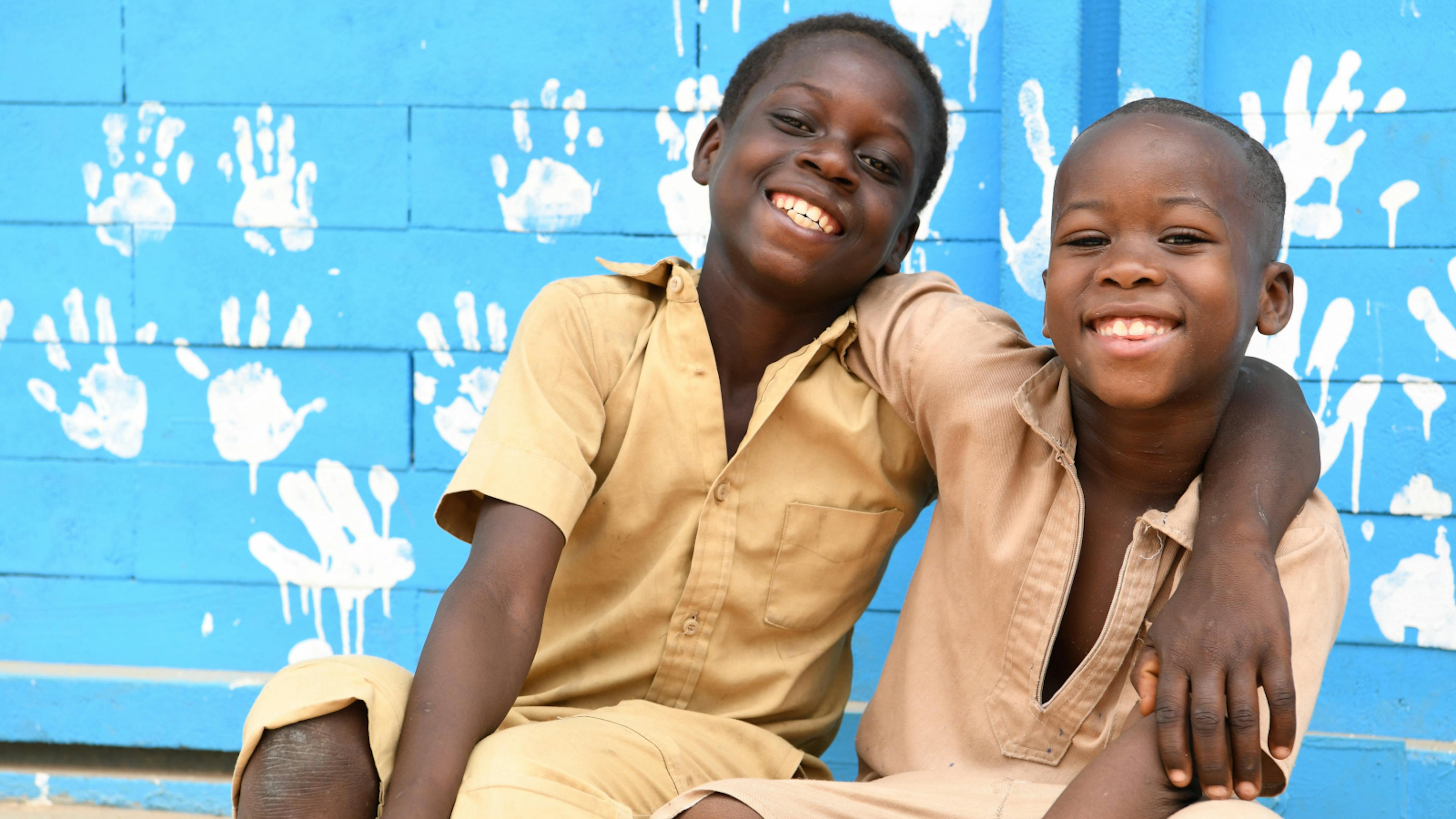 Costa d'Avorio bambini nel cortile della loro scuola, fatto di mattoni di plastica riciclata