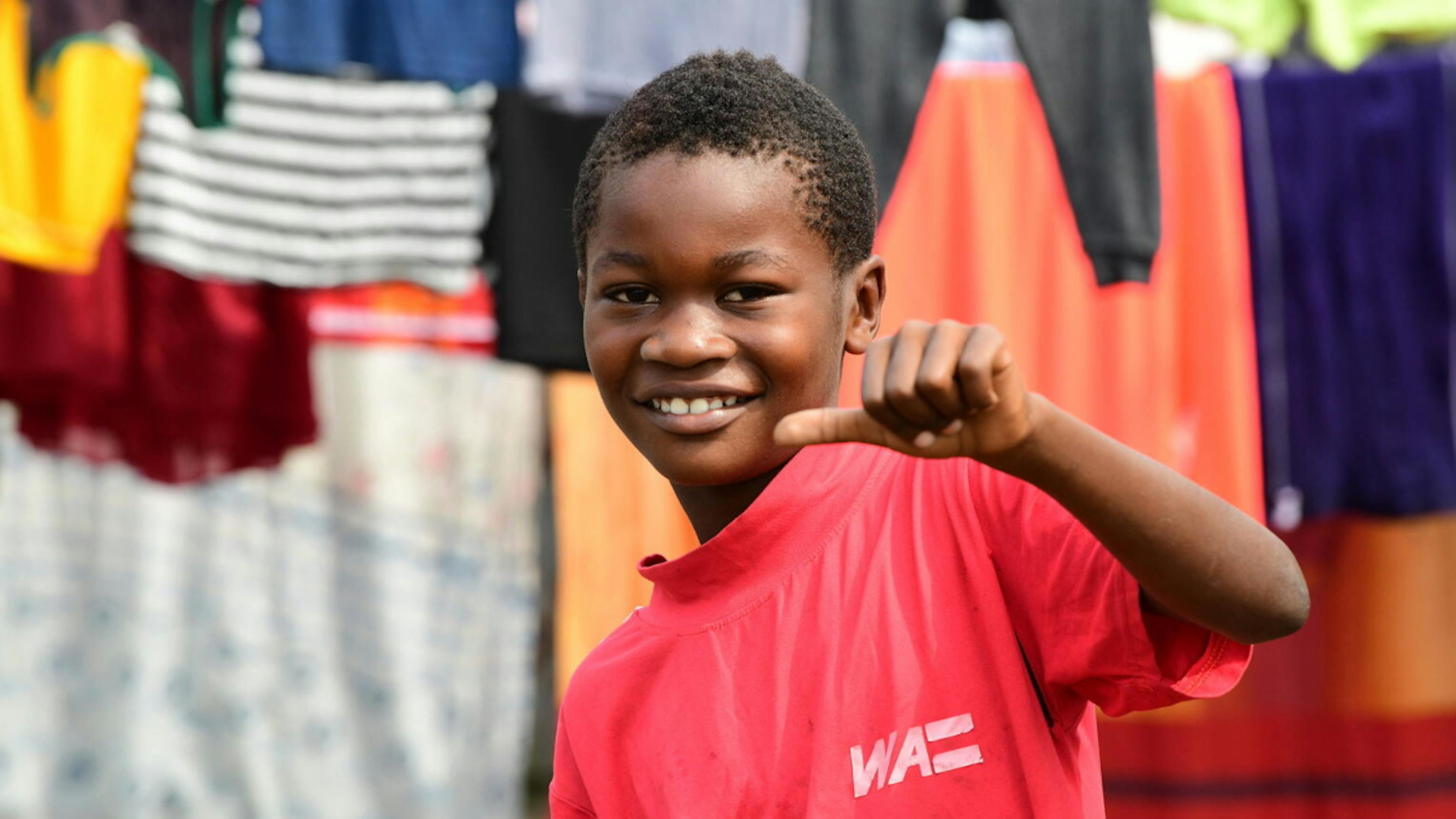 Un ragazzo sorridente per le strade di Idenau, nel sud-ovest del Camerun.