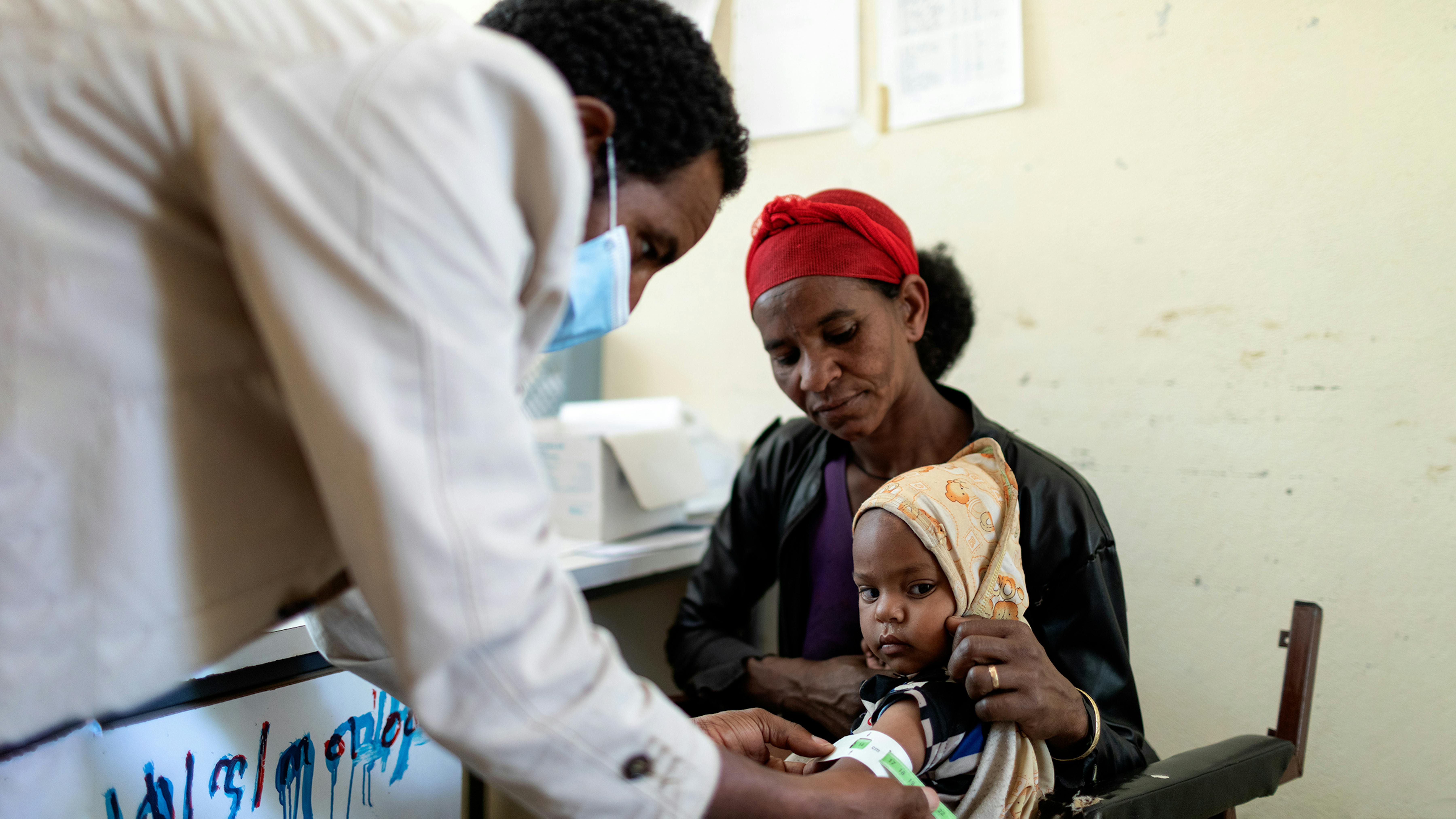 Etiopia, un operatore sanitario effettua  a un bambino lo screening per la malnutrizione presso il centro sanitario di Edaga Hamus nel Tigray