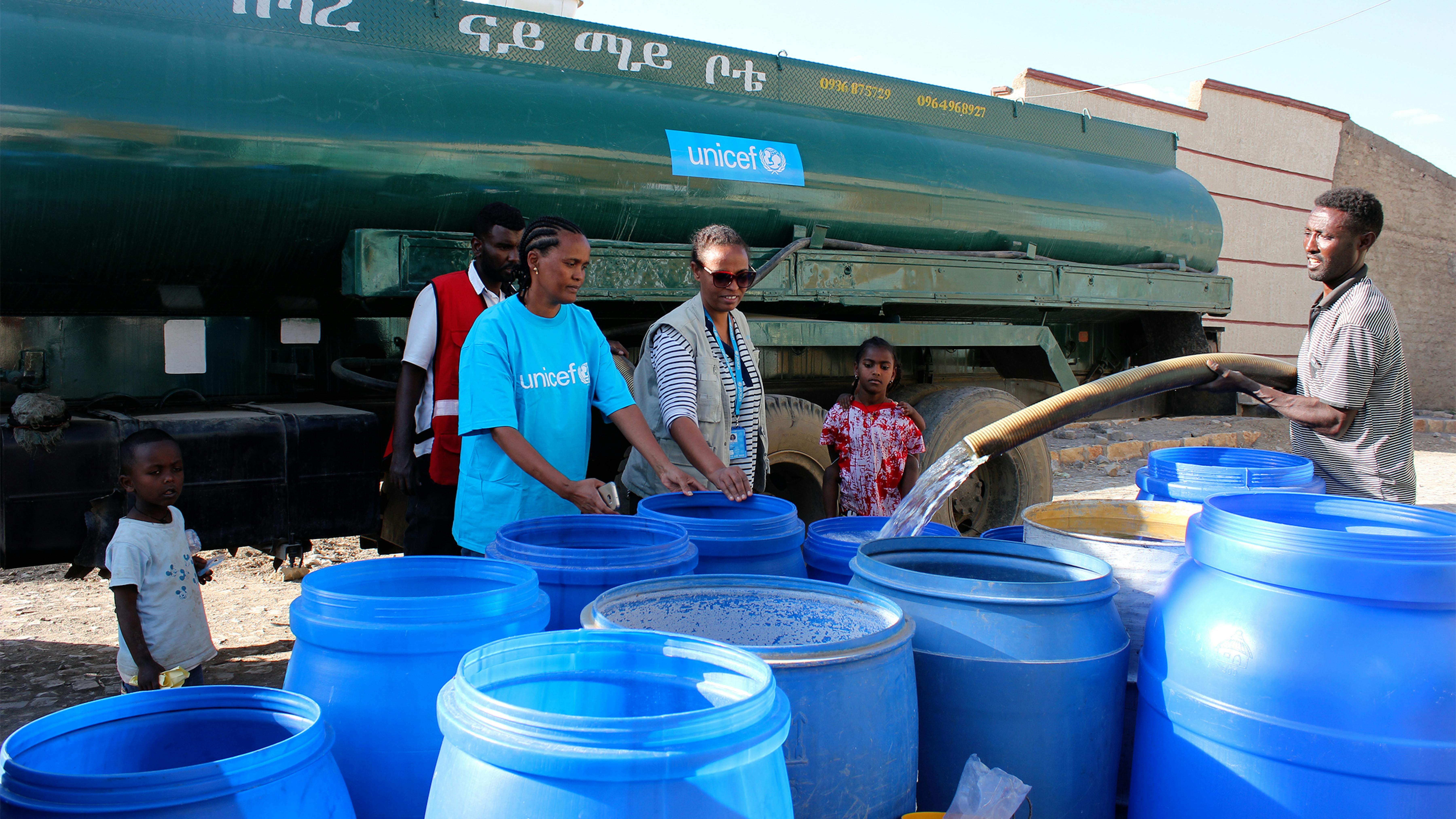 Etiopia: l'UNICEF, in collaborazione con la Ethiopian Red Cross Society, distribuisce l'acqua alla comunità di Mekelle