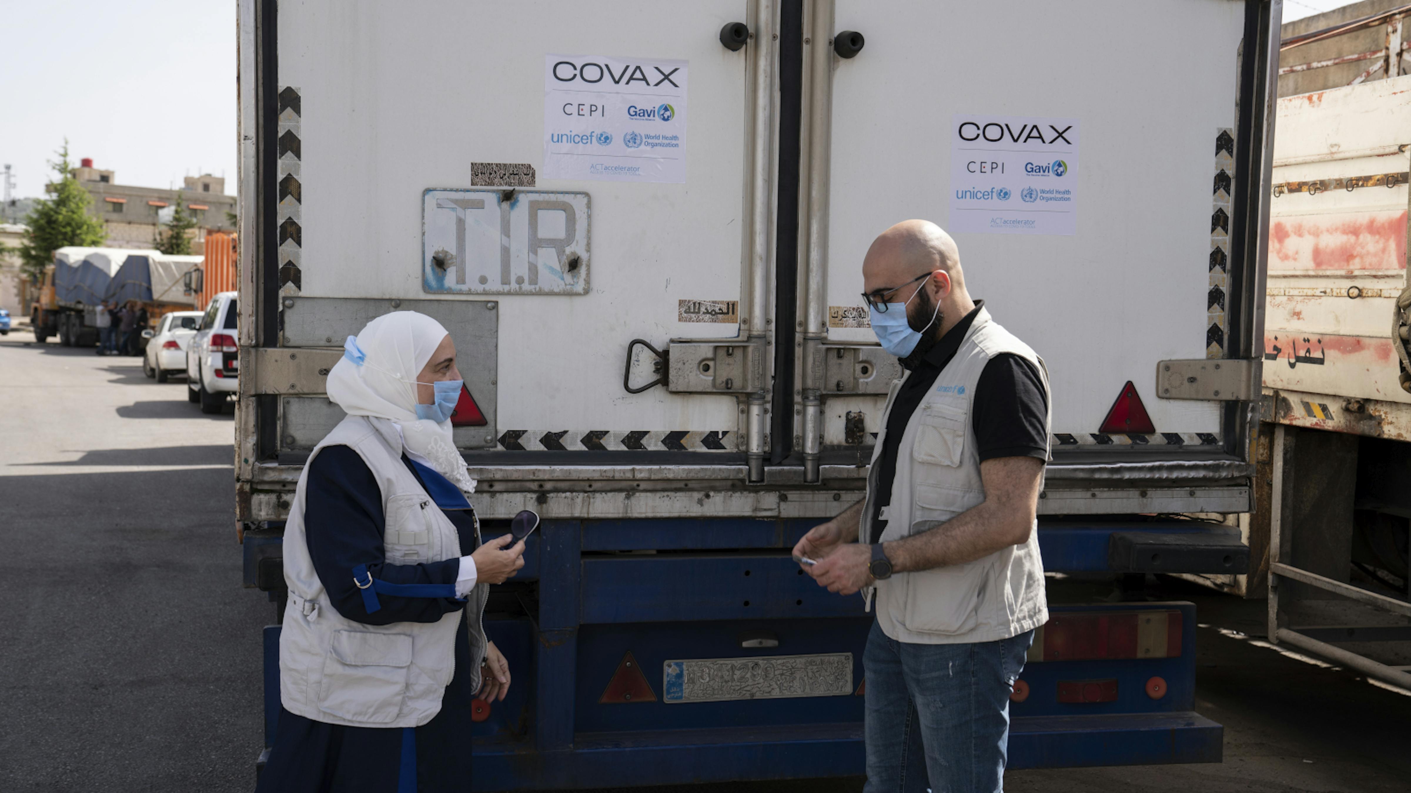 Siria, staff UNICEF all'arrivo dei camion carichi della prima spedizione di vaccini COVID-19 dalla COVAX Facility