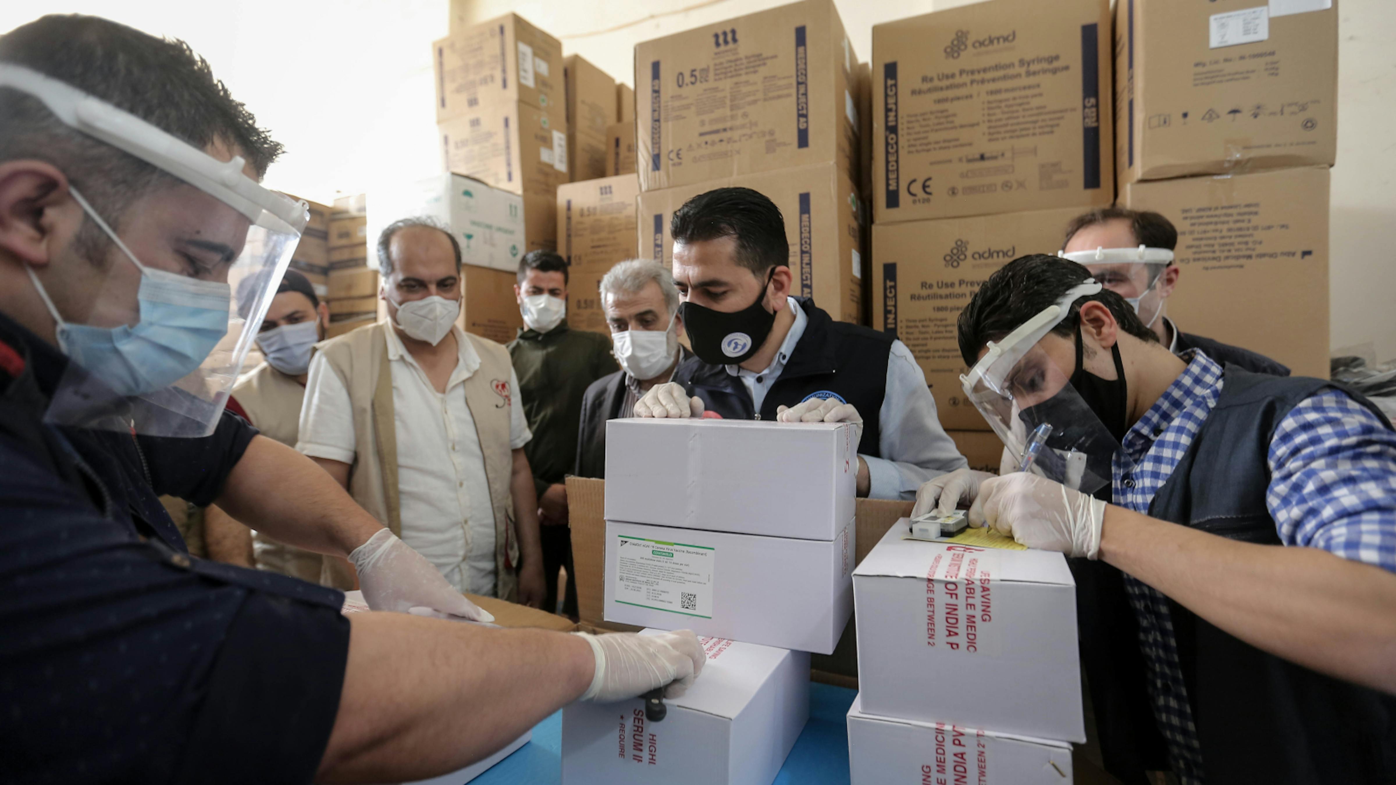 Siria,  staff UNICEF e dell'OMS ispeziona un camion che trasporta la prima spedizione di vaccini COVID-19 