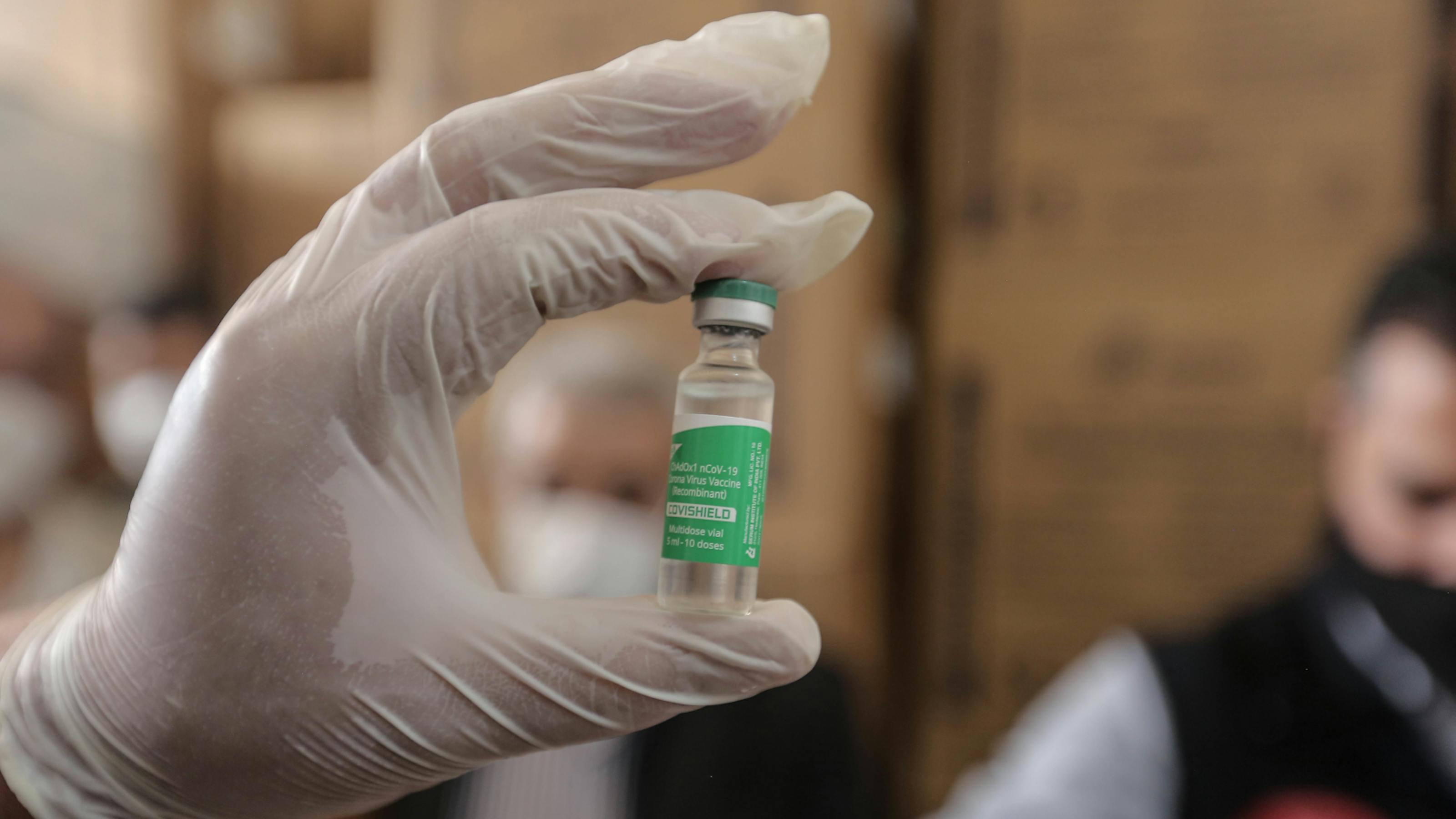 Siria, un membro dello staff mostra una fiala di vaccino anti COVID-19, parte della prima spedizione di vaccini distribuita dalla COVAX Facility